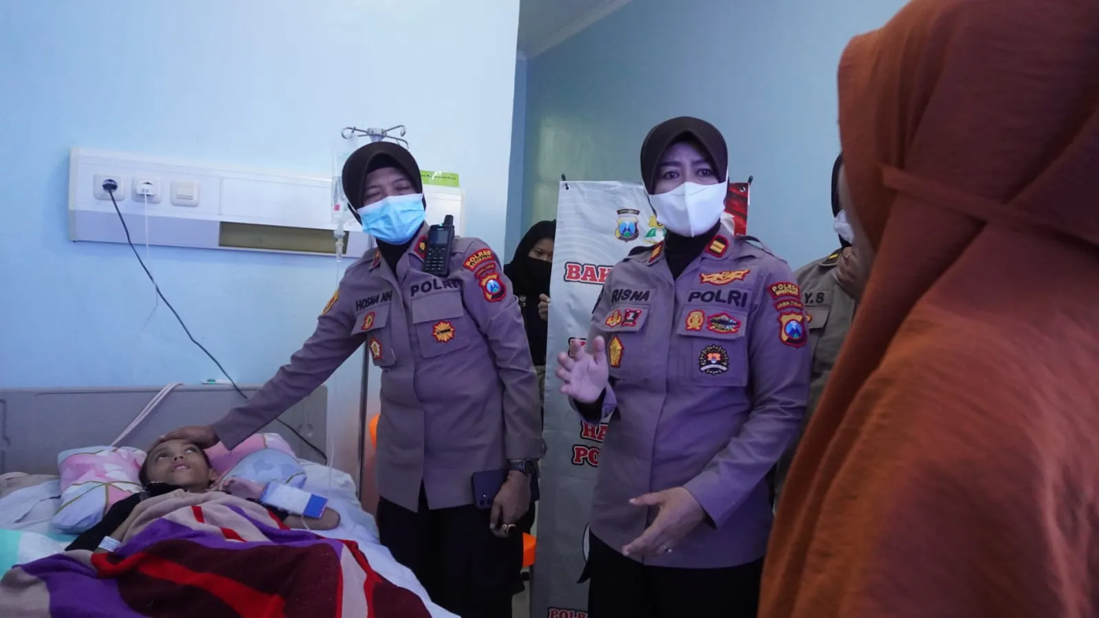 Sambut Hari Ulang Tahun Polwan ke-77, Wakapolres Bangkalan Kunjungi Masyarakat yang Sakit