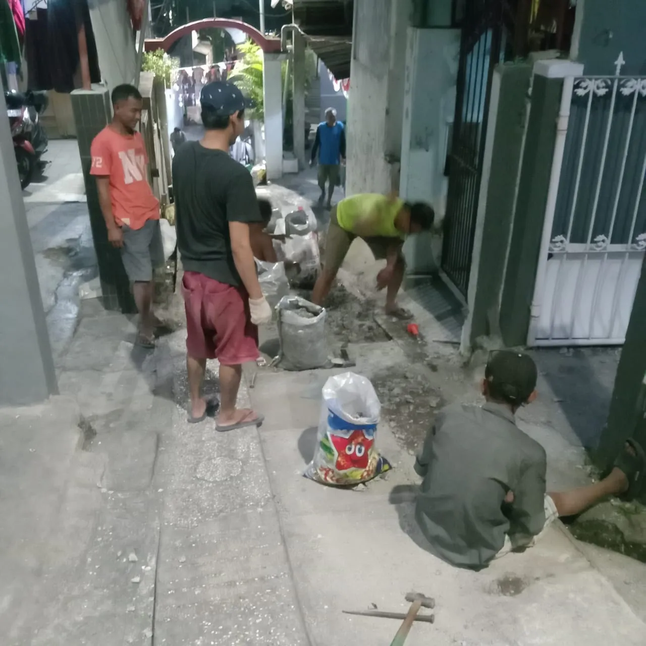 Warga Banyurip Surabaya Giat Kerja Bakti Memperbaiki Badan Jalan.