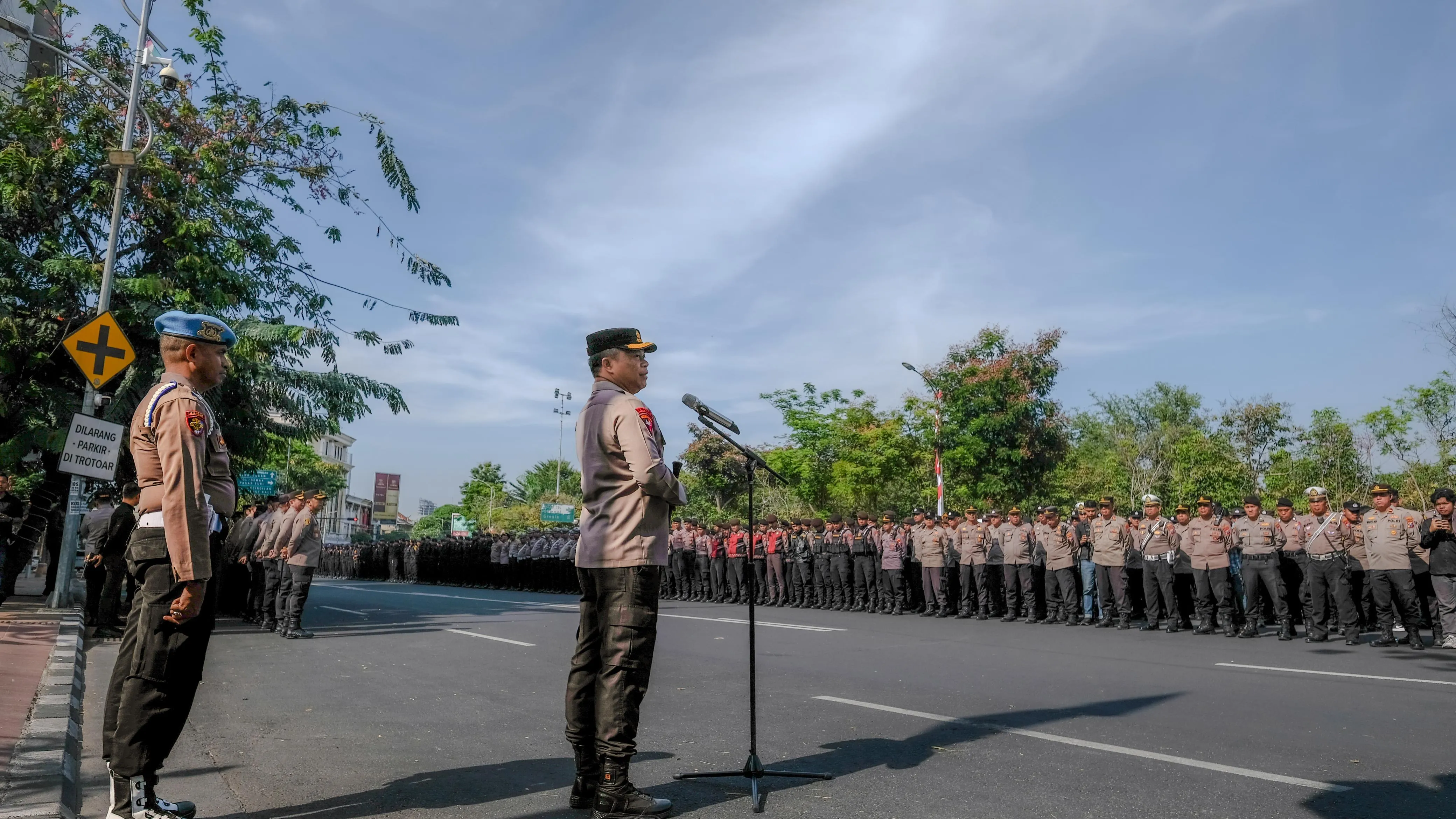 2.608 Polisi Amankan Aksi Buruh di Surabaya, Kapolrestabes Tekankan Pendekatan Humanis