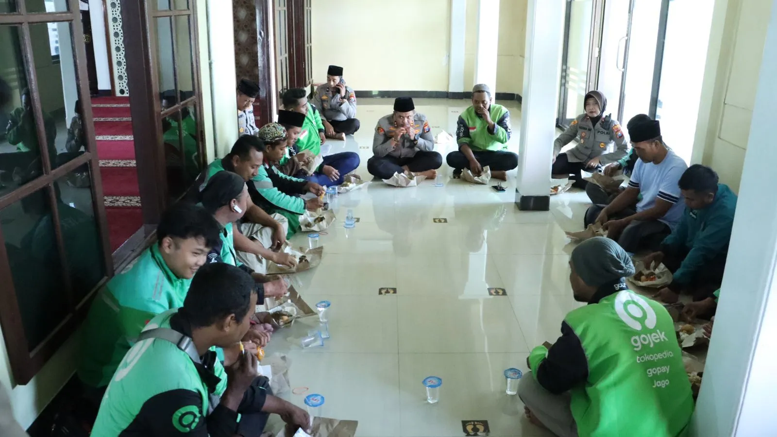 Bersama Komunitas Ojol, Polres Bangkalan Gelar Sholat Ghaib dan Tahlil Doakan Driver Ojol Affan Kurniawan yang Berpulang