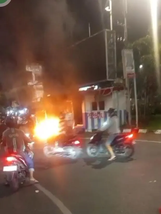 Pos Pantau di Jalan Basuki Rahmat Surabaya Dibakar Massa