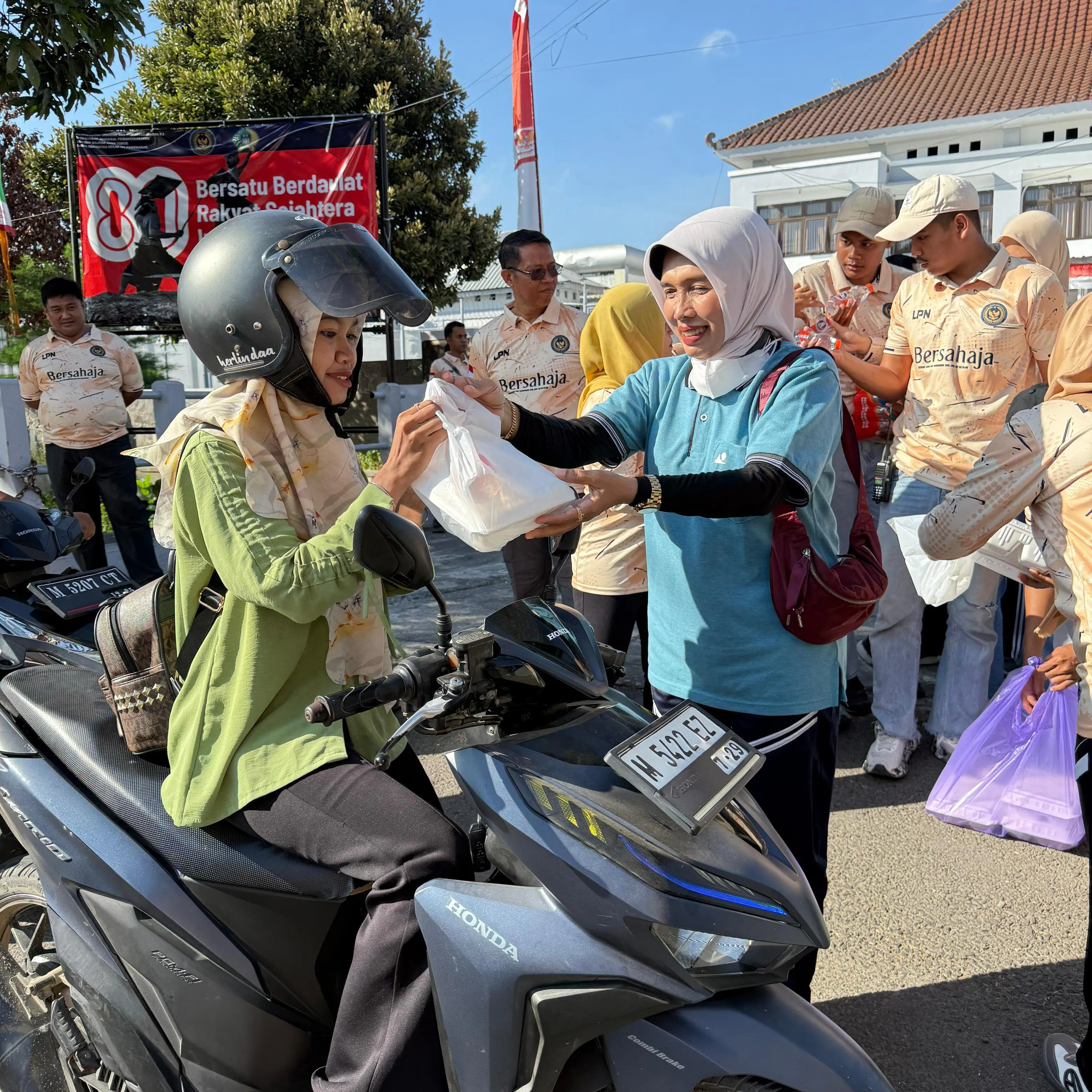Lapas Narkotika Kelas IIA Pamekasan Gelar Bakti Sosial dan Jalan Santai Bersama Dharma Wanita