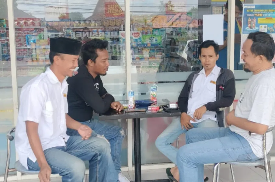 Momen Hangat Ketua Karang Taruna Jrengik Bersama Jurnalis dan Anggota Polsek