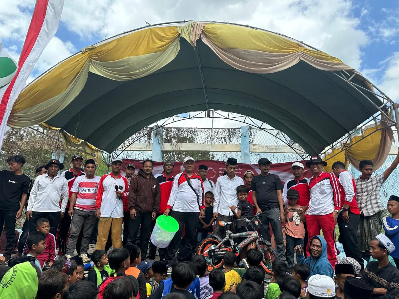 Ribuan Warga Pamolaan Ikuti Jalan Sehat HUT ke-80 RI