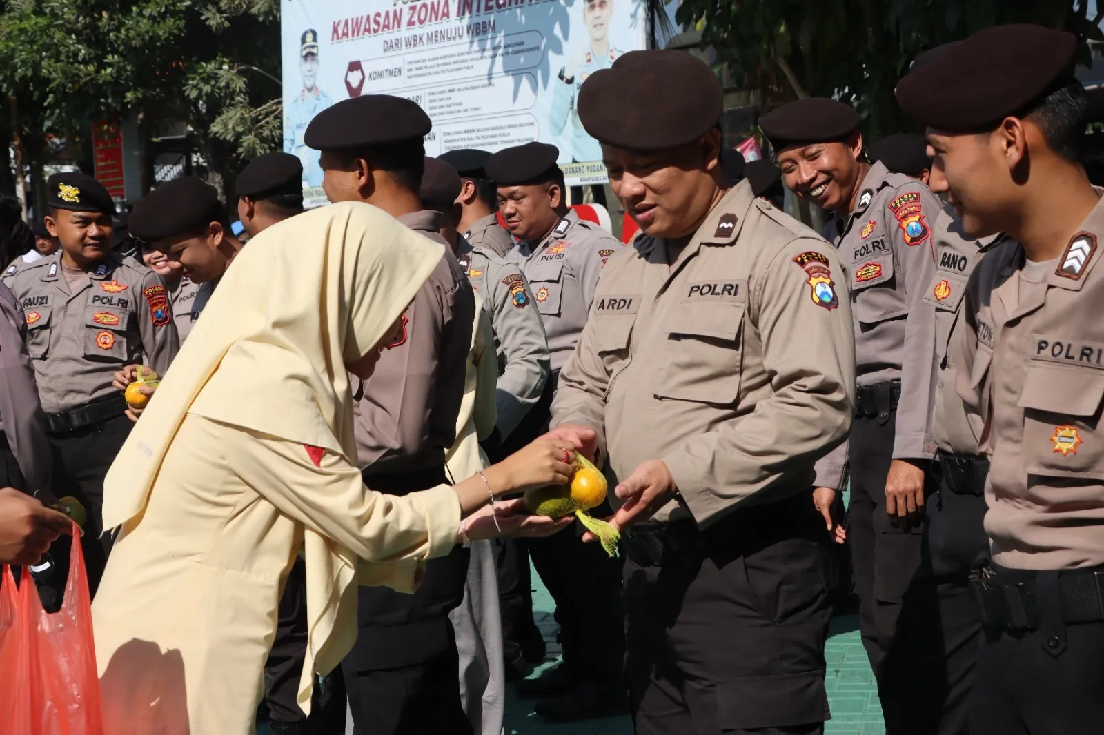 Bunga dan Jeruk Simbol Kepedulian Masyarakat untuk Polres Batu