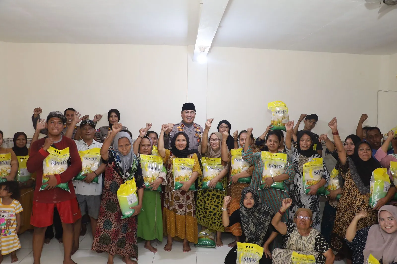 Bakti Sosial : Polres Pelabuhan Tanjung Perak Bagikan 150 Paket Beras SPHP untuk Warga Pabean Cantikan