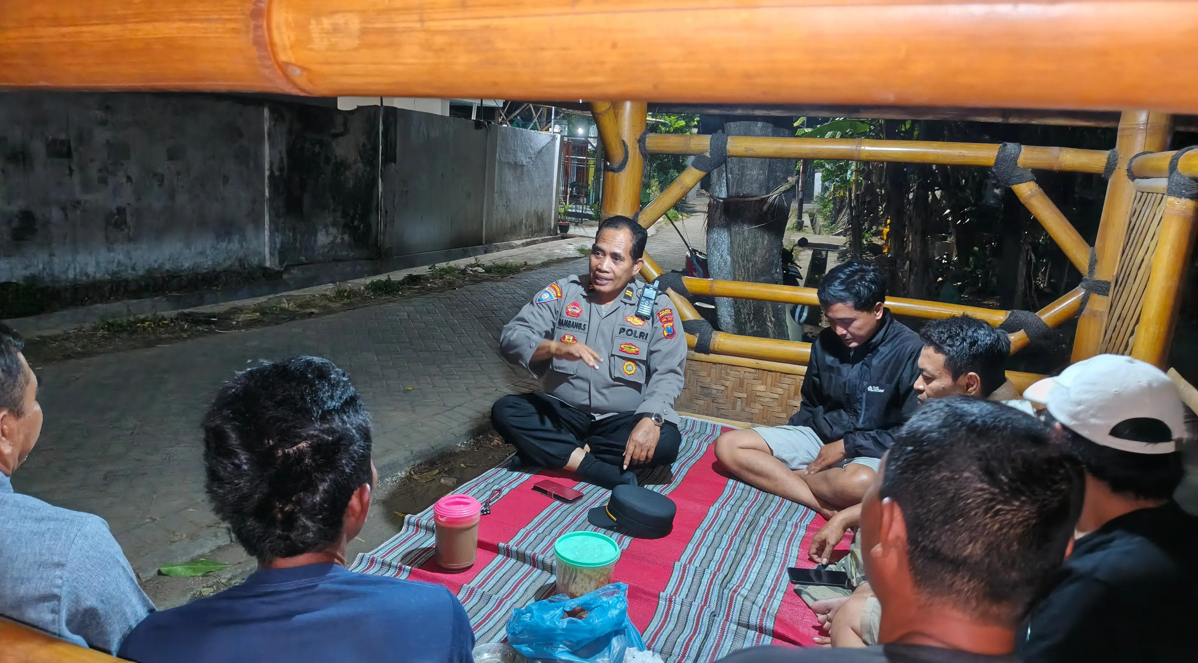 Polres Pasuruan Gelar Patroli Dialogis, Wujudkan Kamtibmas Kondusif Bersama Warga di Pos Kamling