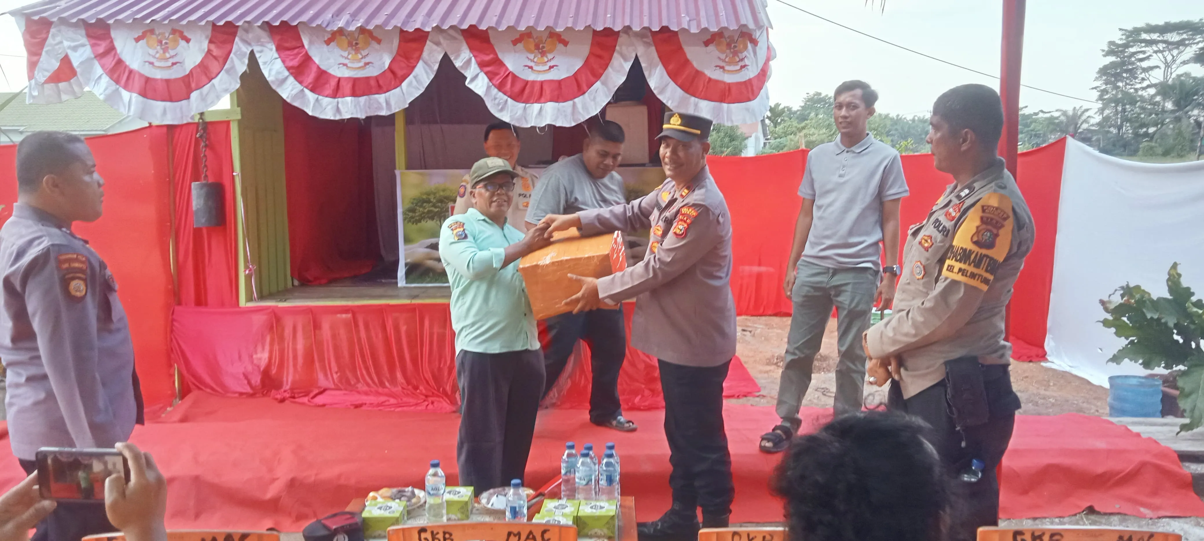 Perkuat Sinergi, Polres Dumai Resmikan Pos Siskamling dan Tanam Pohon di Mundam