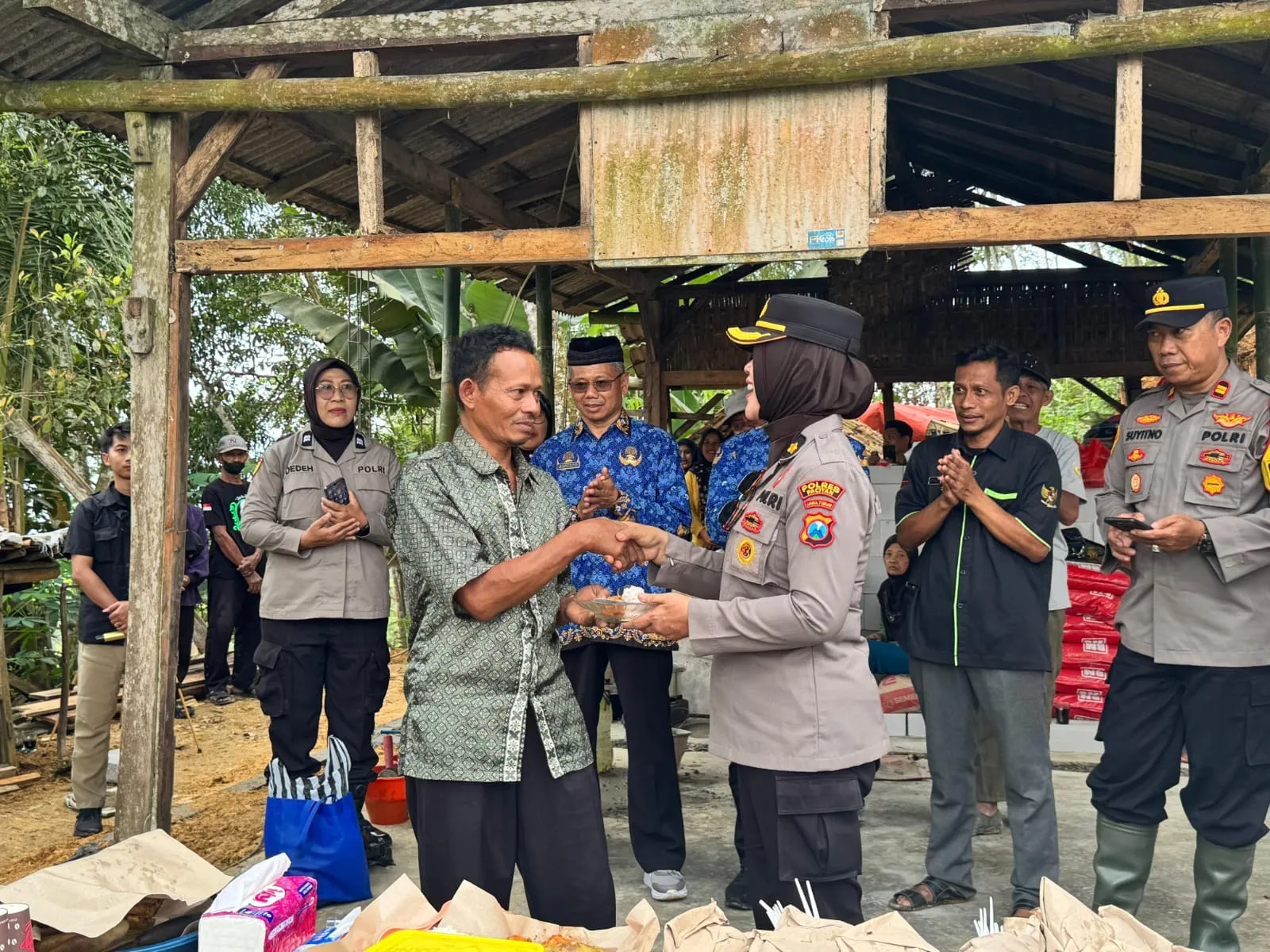 Bedah Rumah Warga di Tulakan, Polres Pacitan Peringati Hari Jadi Polwan ke-77