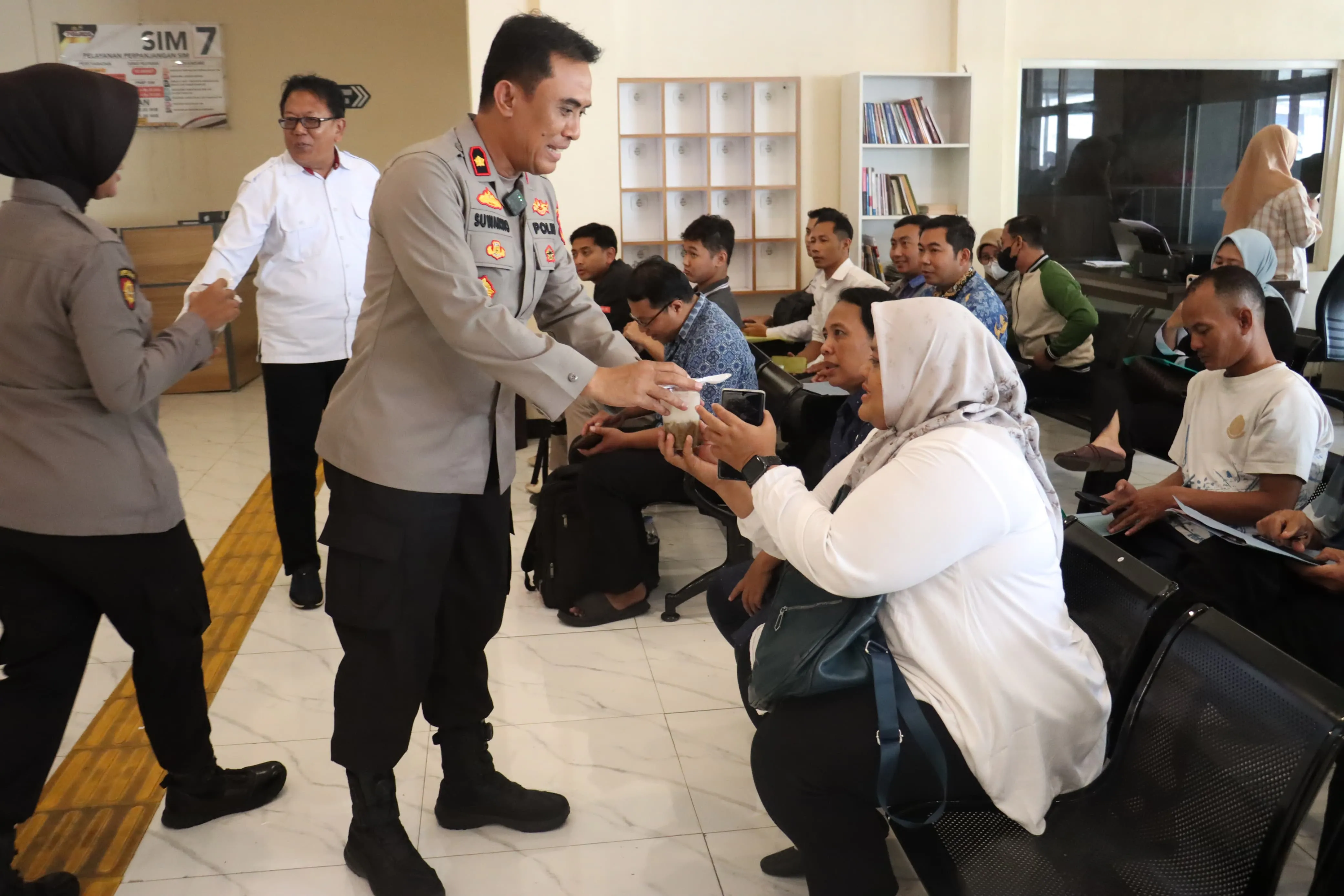 Siapkan Makanan Gratis untuk Pemohon SKCK, Polres Mojokerto Kota Hadirkan Layanan Prima yang Humanis