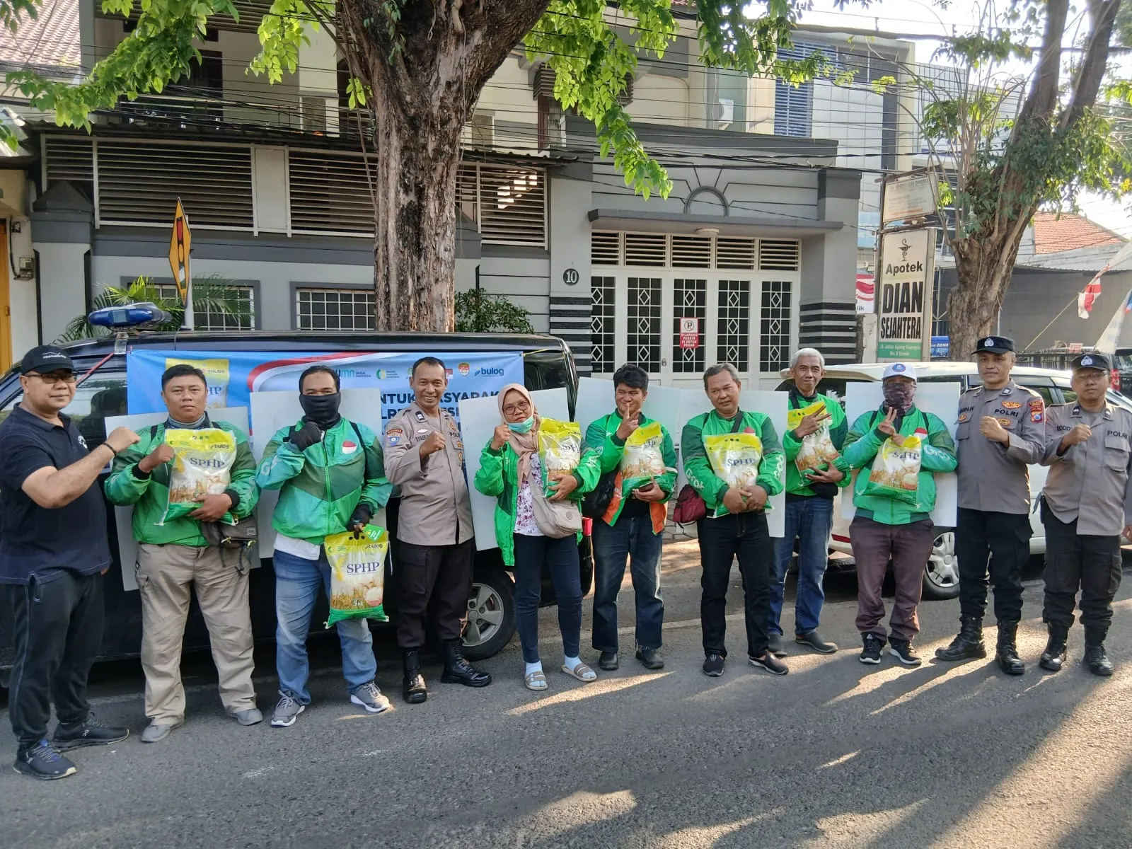 Polres Gresik Gelar Gerakan Pangan Murah Masyarakat dan Driver Ojol Sumringah