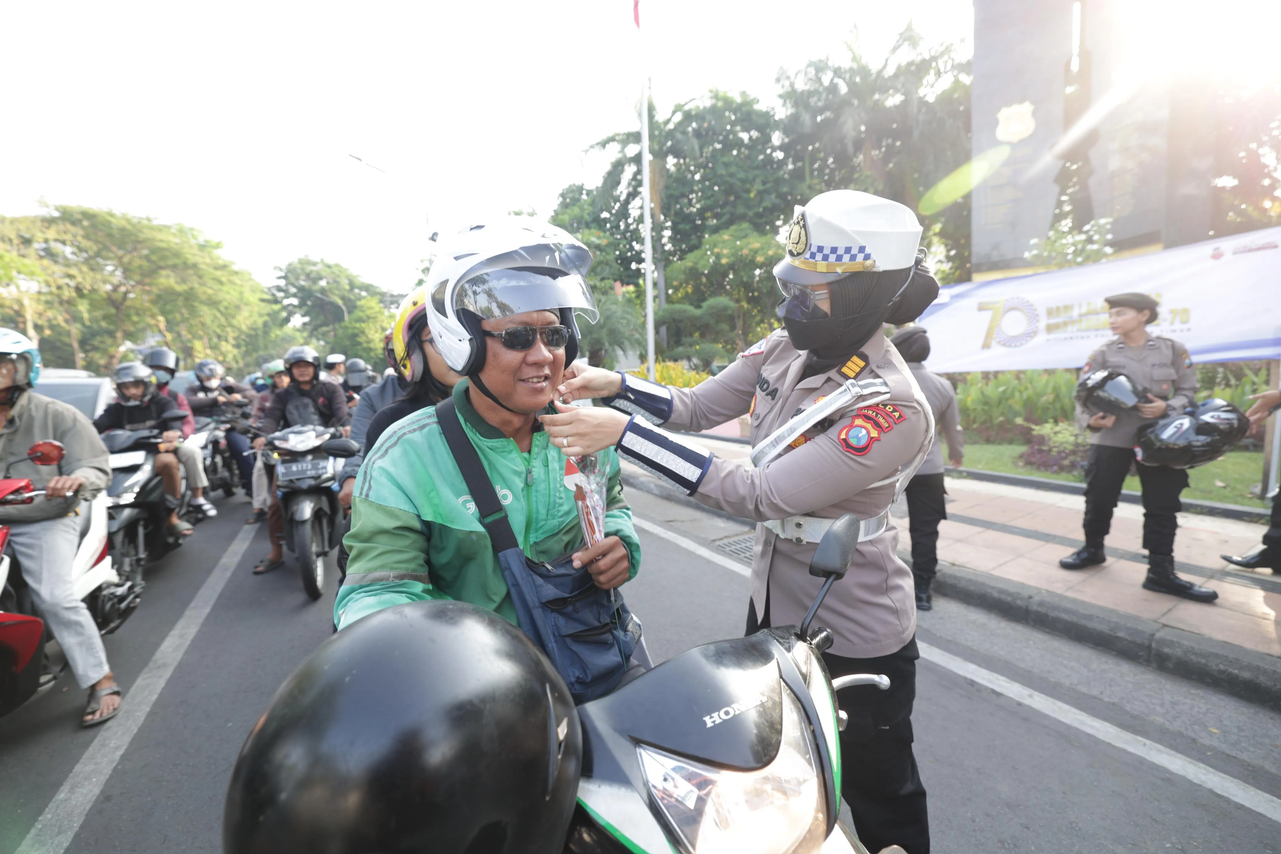 Gatur Lalin Sambil Berbagi Helm dan Cokelat Polwan Polda Jatim Peringati Hari Jadi Polisi Wanita ke-77