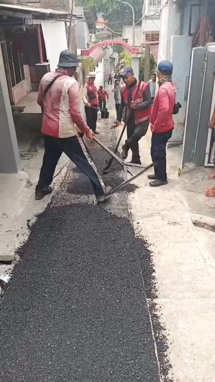 Perbaikkan Pengaspalan Jalan di Wilayah  Banyurip Wetan Surabaya