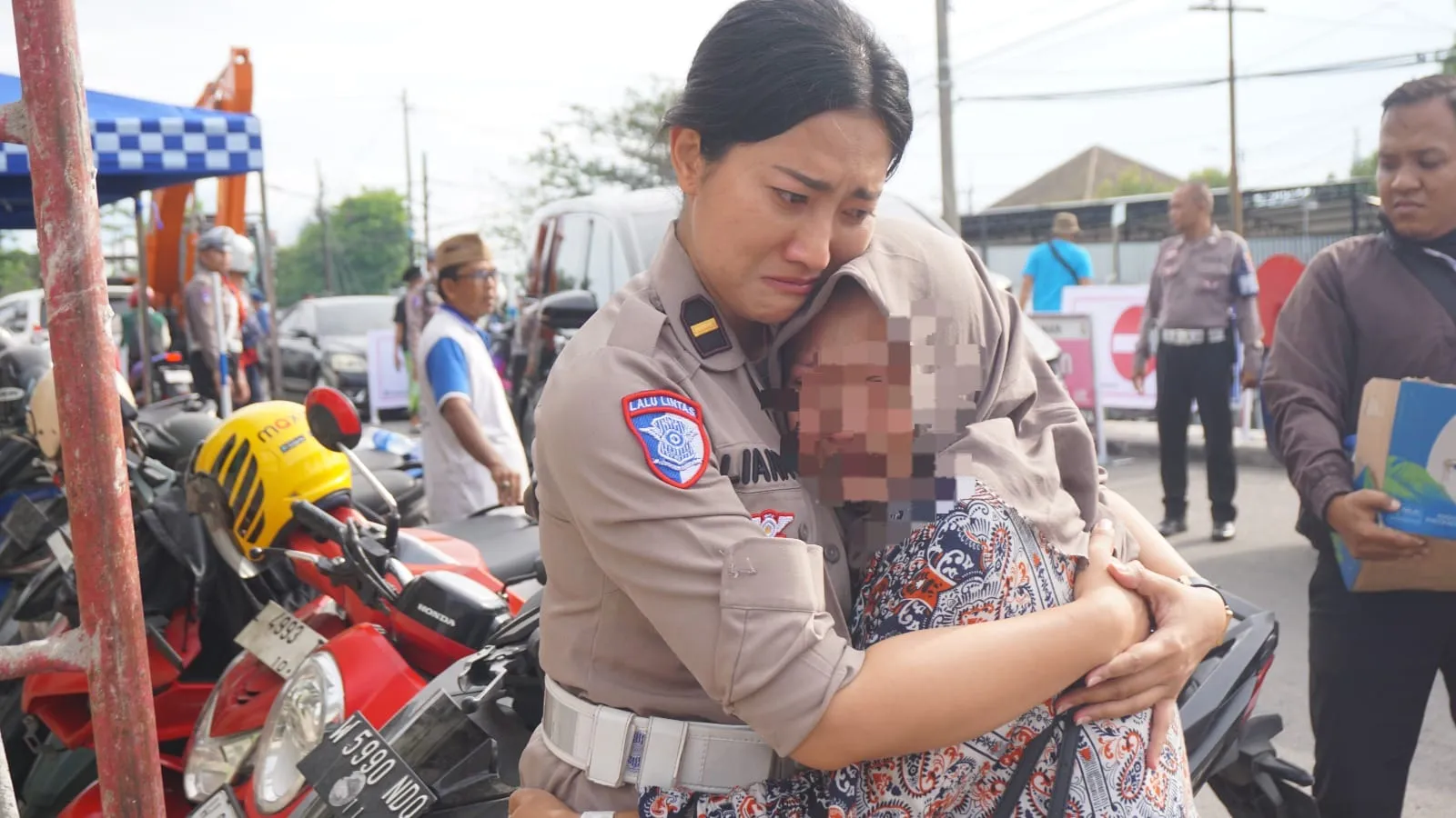 Polwan Polresta Sidoarjo Beri Pendampingan Keluarga Korban di Ponpes Al Khoziny