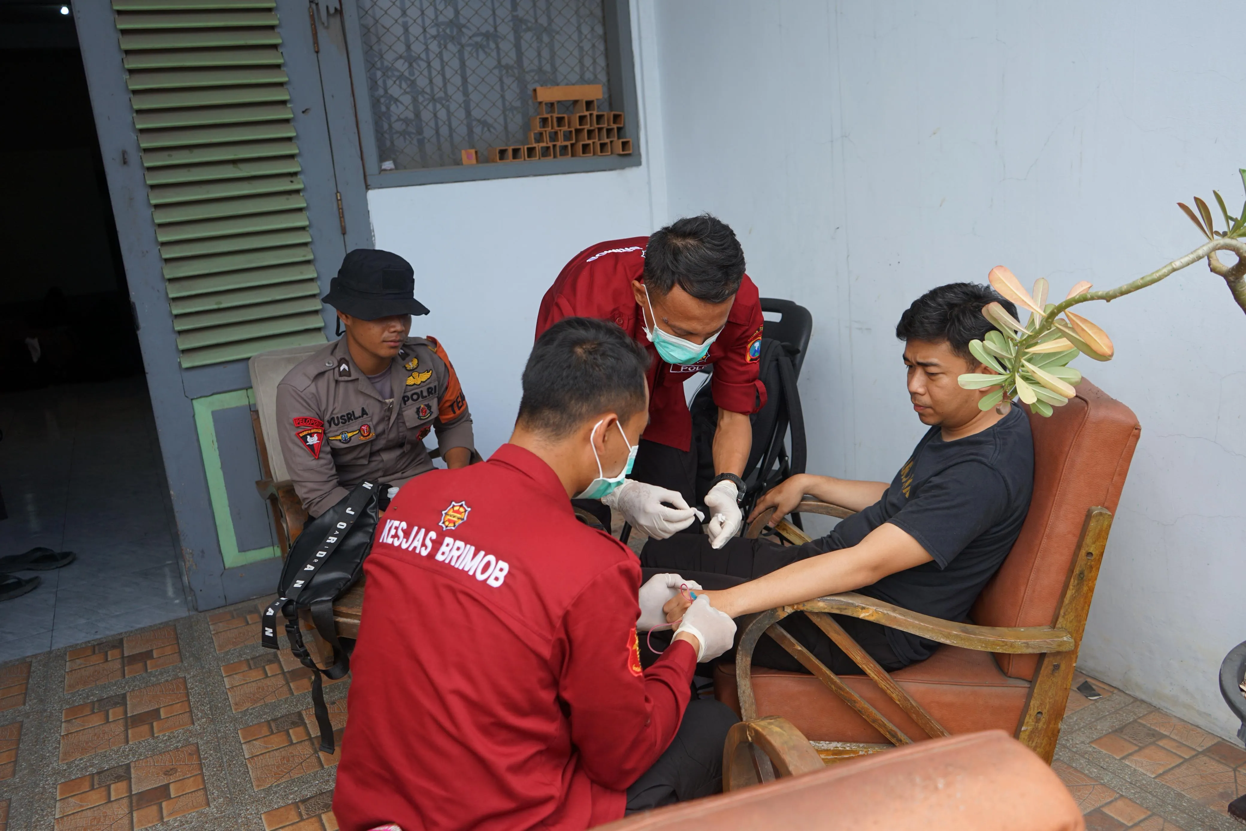 Brimob Polda Jatim Buka Layanan Kesehatan Gratis di Ponpes Al Khoziny Sidoarjo