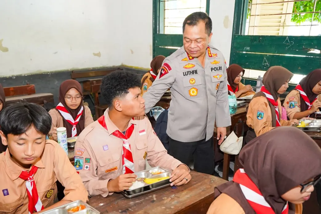 Kapolrestabes Surabaya Cek Kebersihan Dapur SPPG: Pastikan Makanan Anak Sekolah Aman dan Bergizi