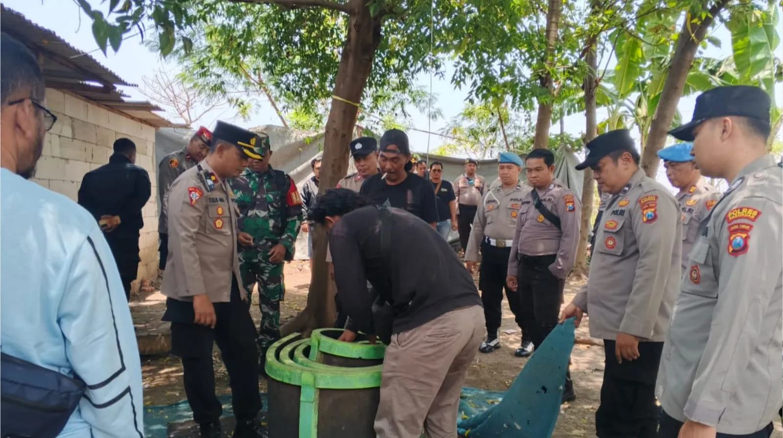 Polres Pasuruan Bersihkan Arena Sabung Ayam di 2 Lokasi, Pemilik Lahan Tanda Tangani Surat Pernyataan