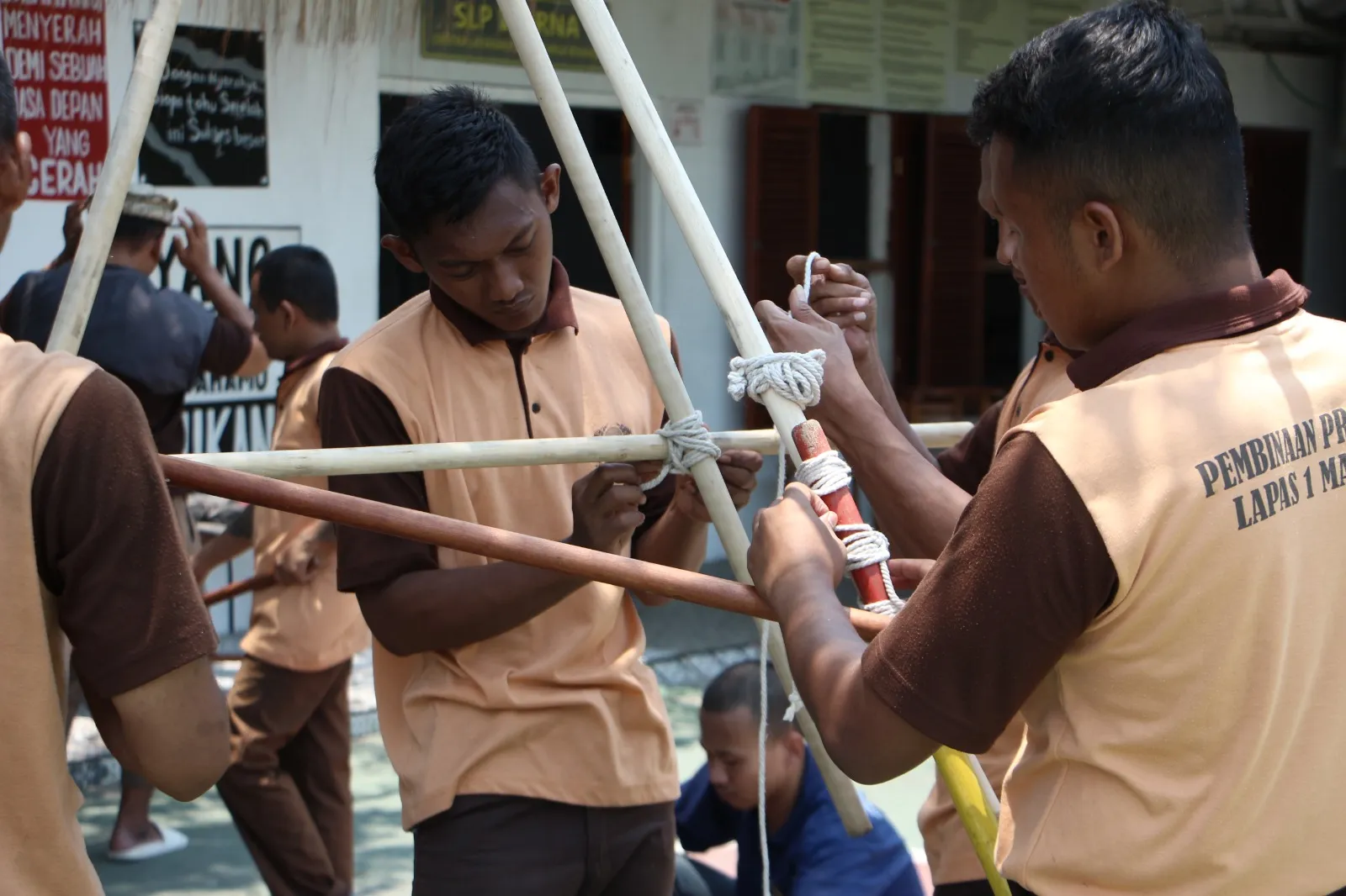 Asah Keterampilan dan Kerjasama, WBP Pramuka Lapas I Madiun Ikuti Pembinaan Materi Pionering