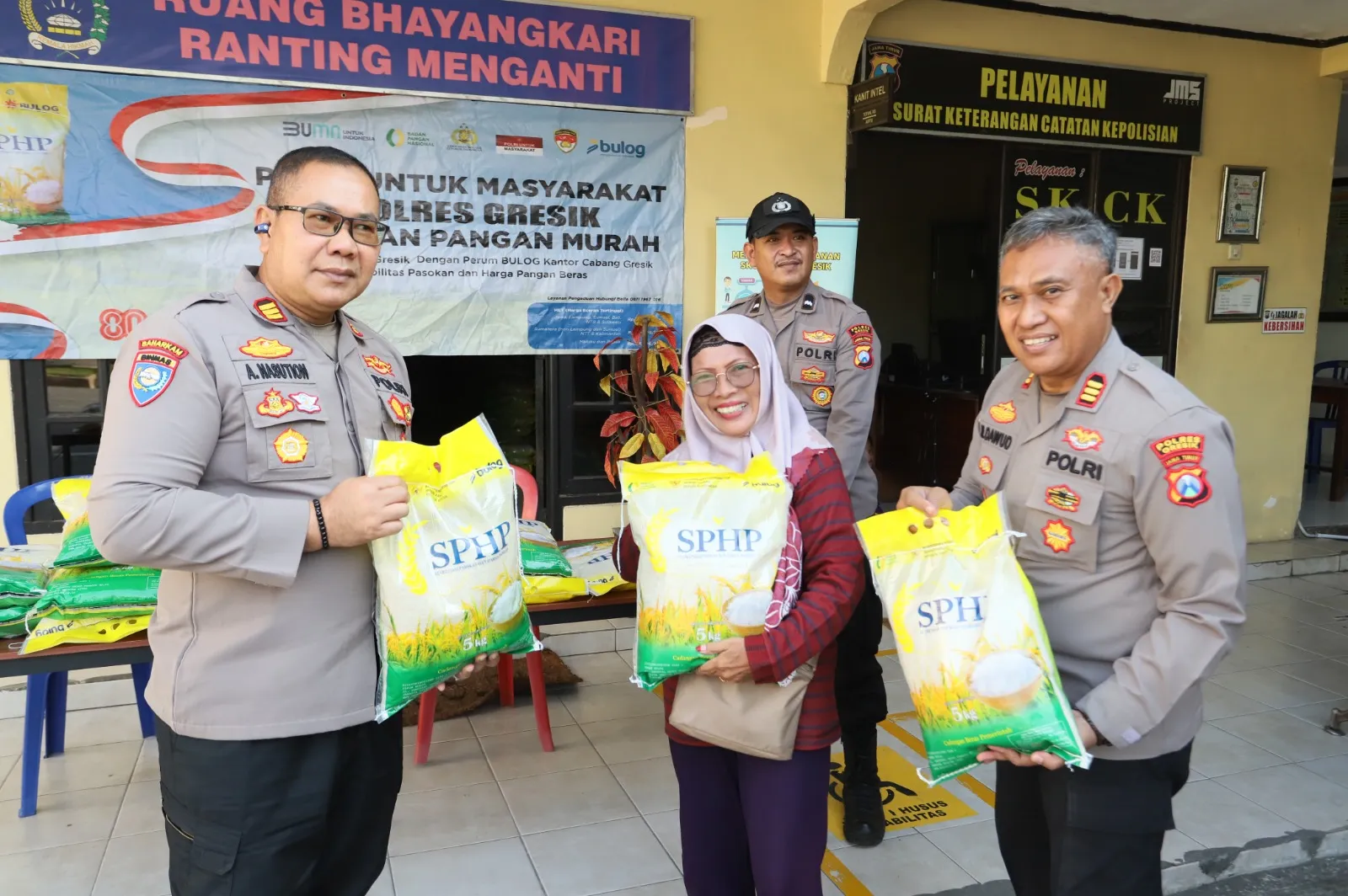 Senyum Sumringah Warga , Peroleh Beras Murah dari Polres Gresik di Hari Pangan Sedunia