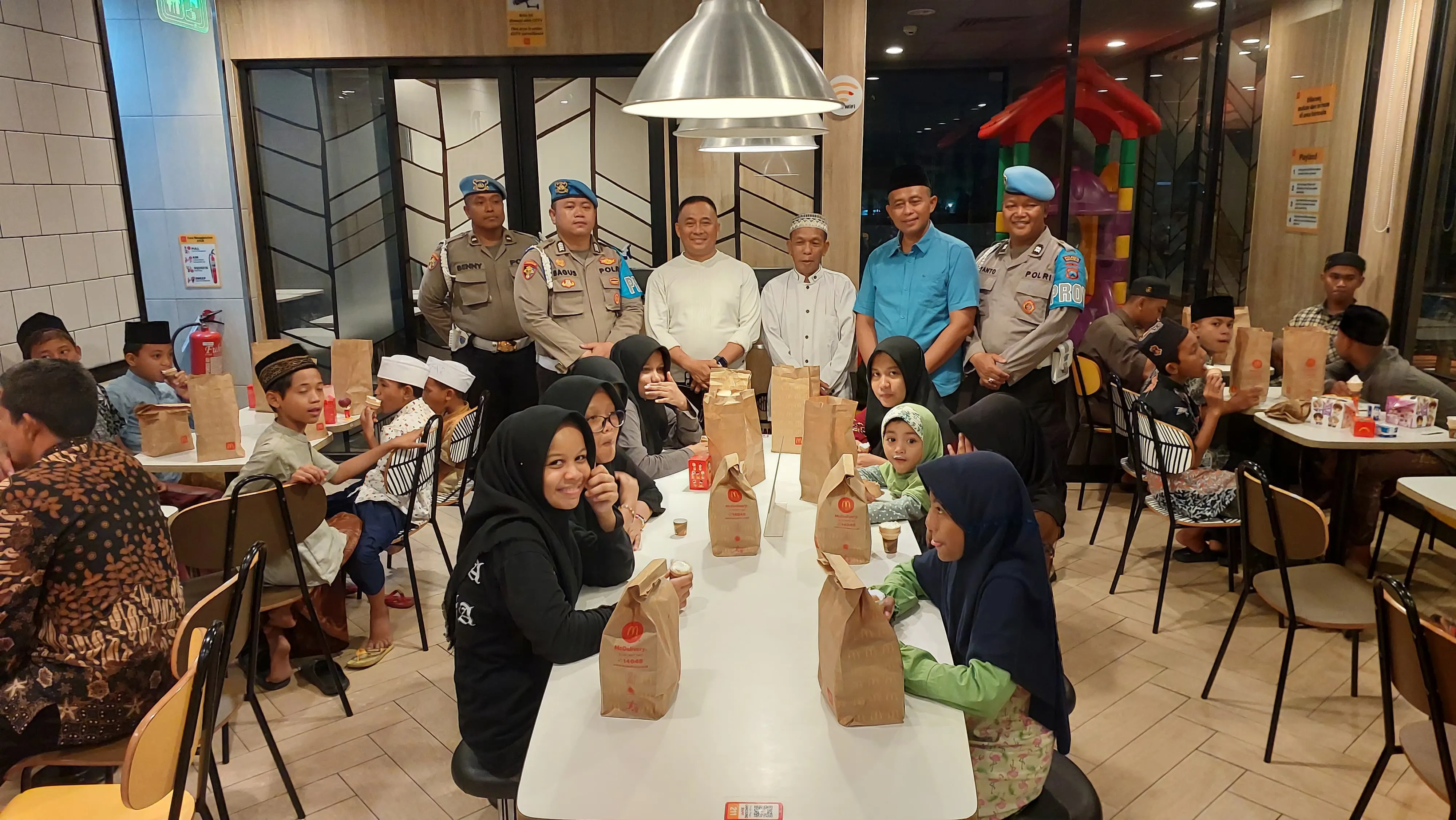 Polresta Sidoarjo Berbagi, Ajak Anak Yatim Makan Malam Bergizi