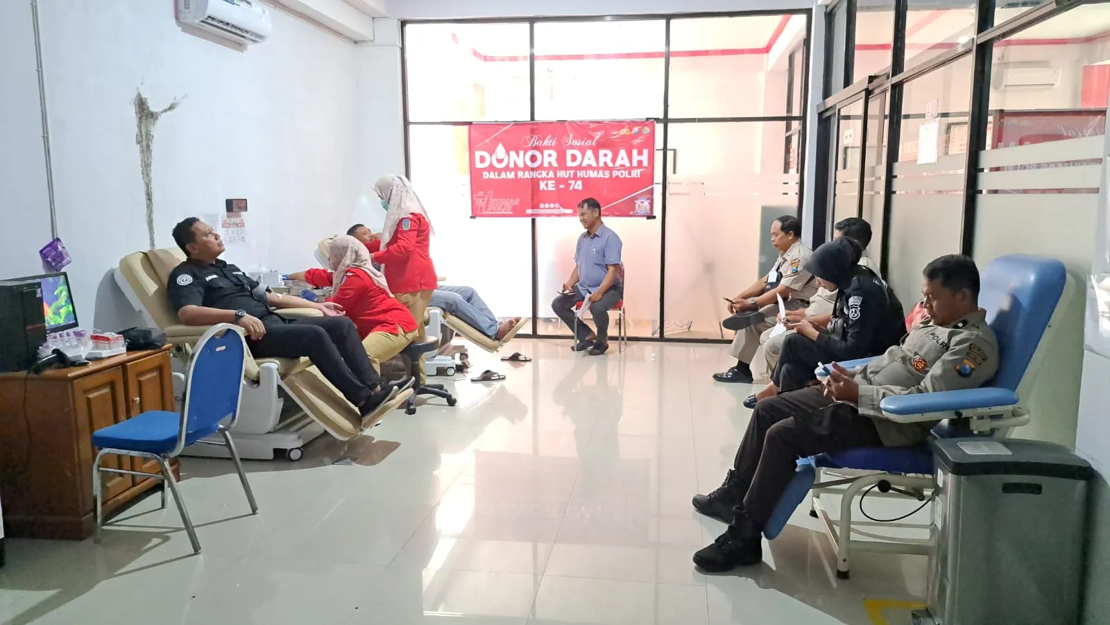 Sambut HUT Humas Polri ke-74, Si Humas Polres Nganjuk Gelar Donor Darah Bersama Wartawan dan Masyarakat