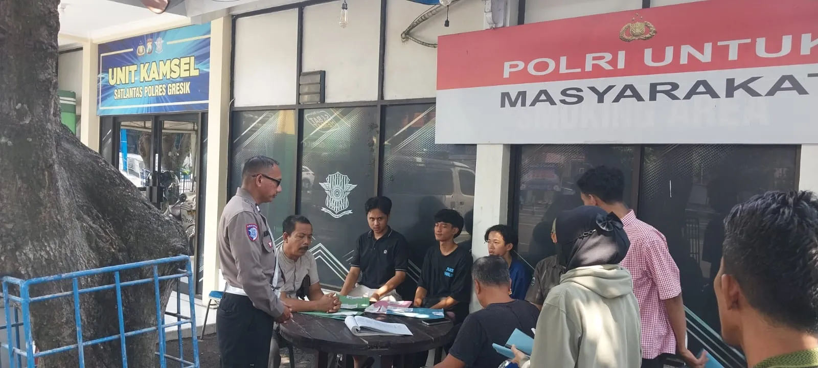 Satlantas Menyapa Polres Gresik Berikan Arahan Dan Pelayanan Kepada Pemohon Sim Baru