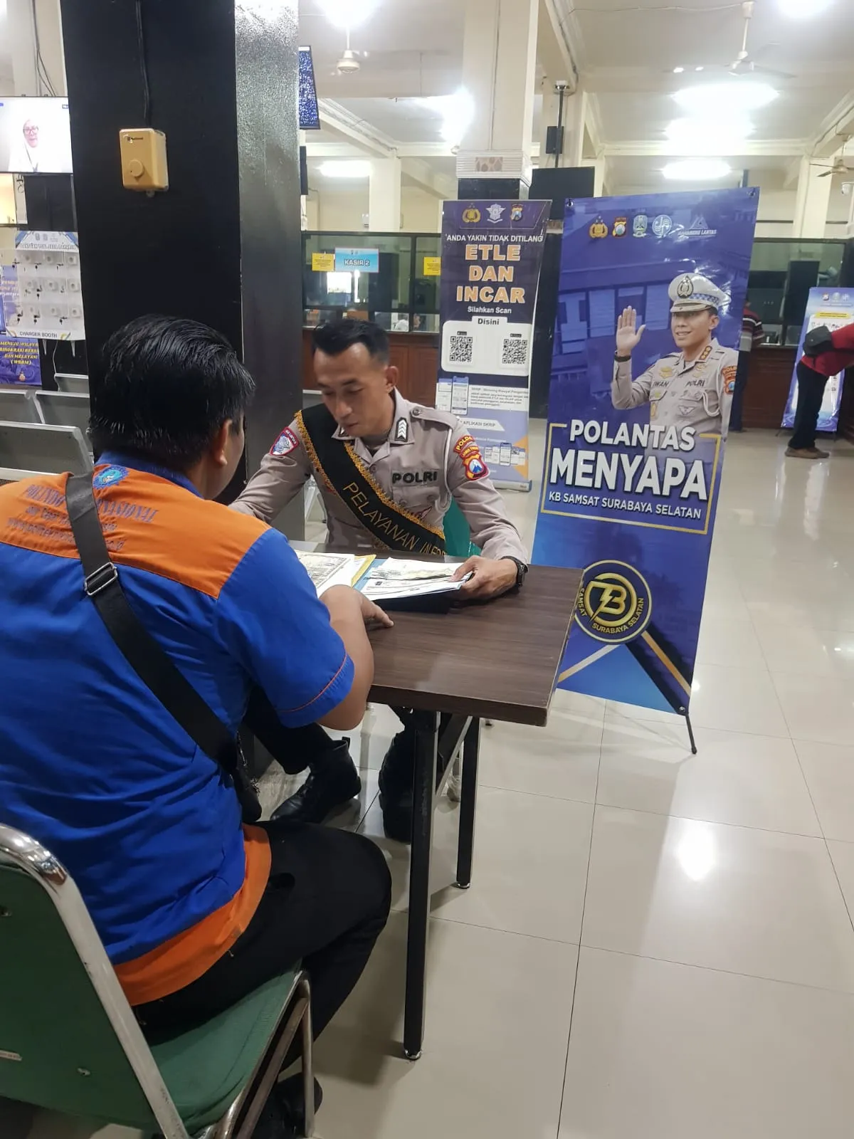 KB Samsat Surabaya Selatan: Polantas Menyapa, Anggota Samsat Surabaya Selatan Tunjukkan Pelayanan Humanis Kepada Wajib Pajak