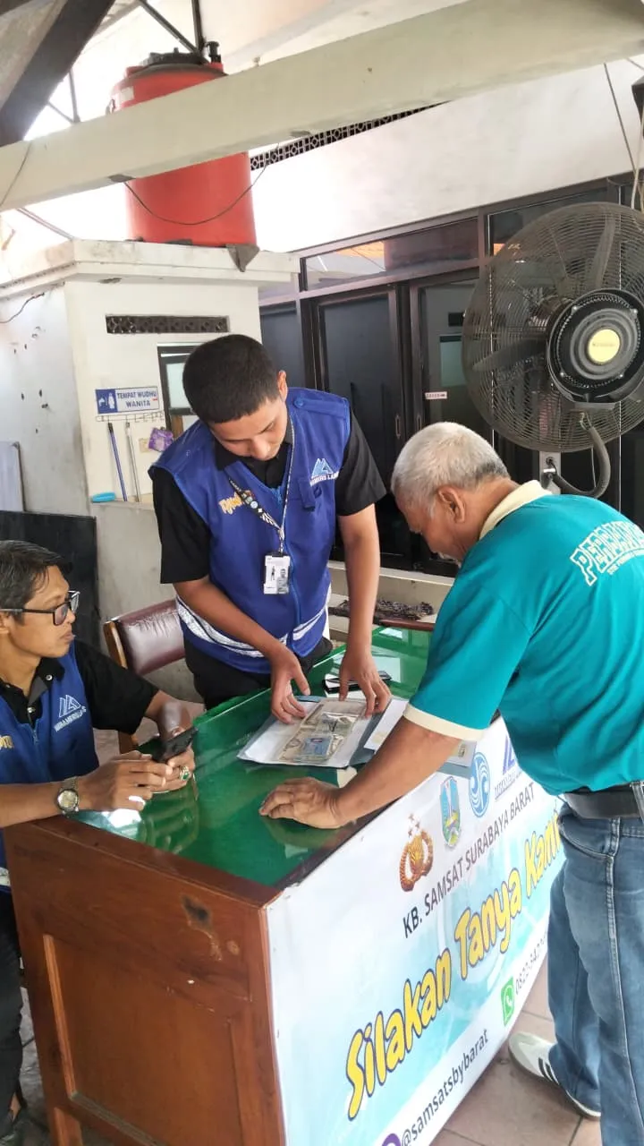 KB Samsat Surabaya Barat: Polantas Menyapa, anggota samsat surabaya Barat Tunjukkan Pelayanan Humanis kepada Wajib Pajak