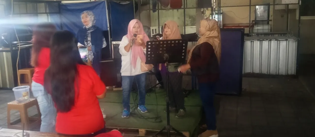 Komunitas BGRP Menghibur Pengunjung Warkop D- Ofar 2 Surabaya