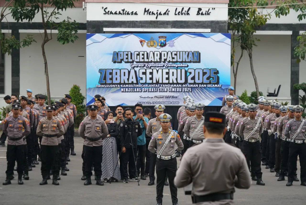 Kapolrestabes Surabaya Pimpin Apel Operasi Zebra 2025, Ini Pesan Penting untuk Pengendara Roda Dua dan Roda Empat*