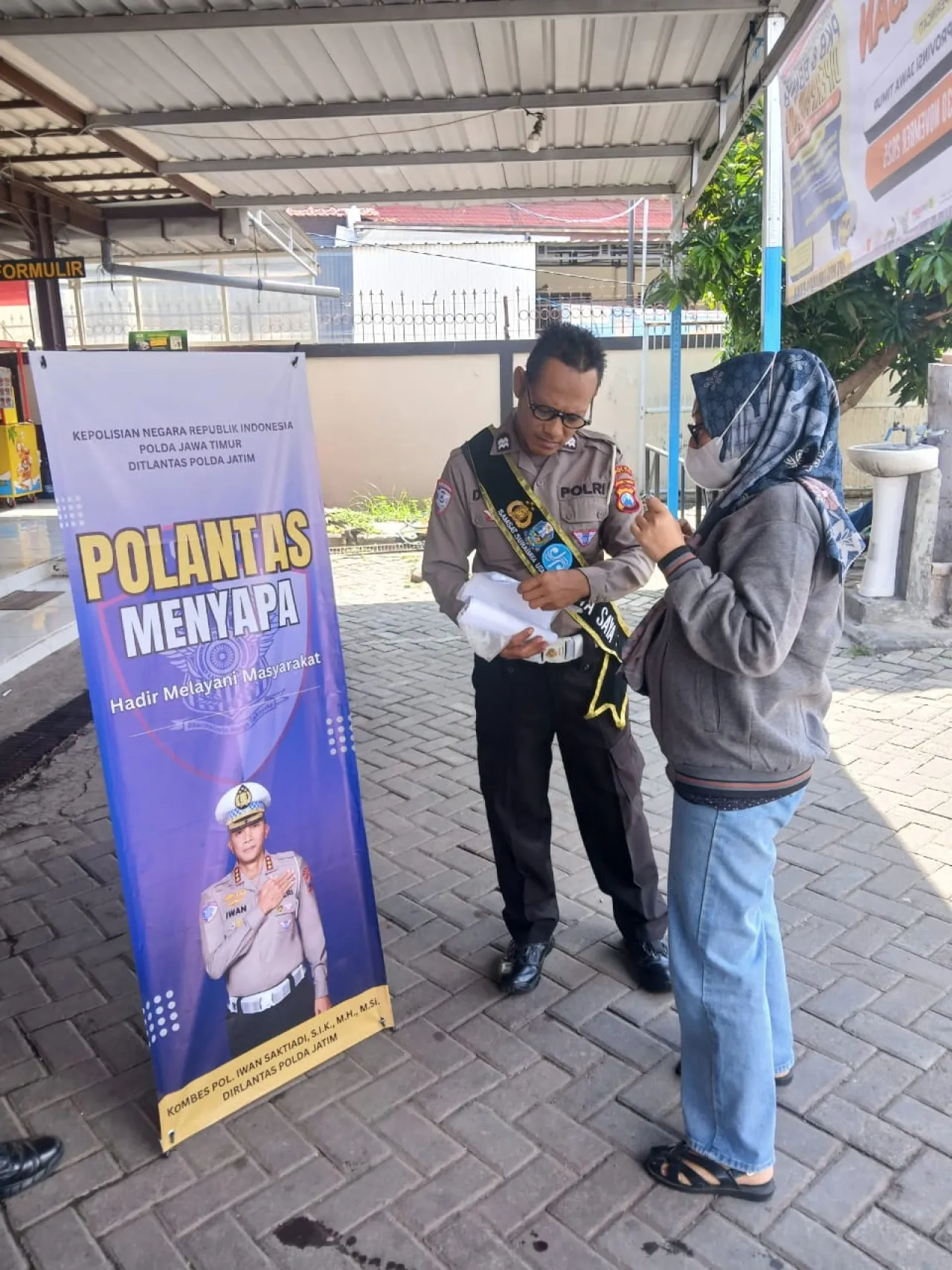 KB Samsat Surabaya Utara: Polantas Menyapa, Polisi Tunjukkan Pelayanan Humanis dan Sopan kepada Wajib Pajak