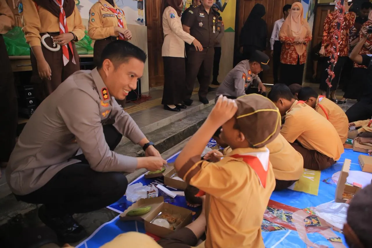 SPPG Polres Madiun Sajikan Menu Nasi Pecel Bergizi untuk Pelajar