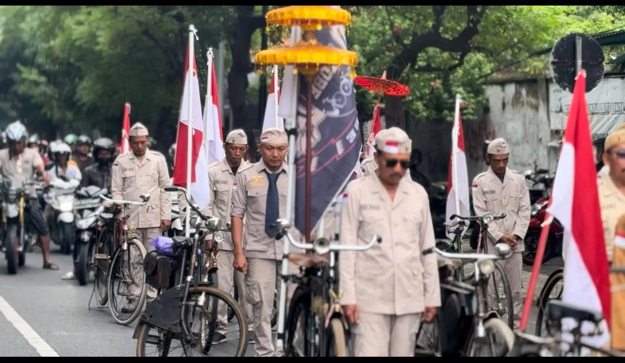 Satlantas Polres Nganjuk Bersama Komunitas Sepeda Kuno Gelar Hening Cipta di Simpang Empat Tugu Jaya Stamba