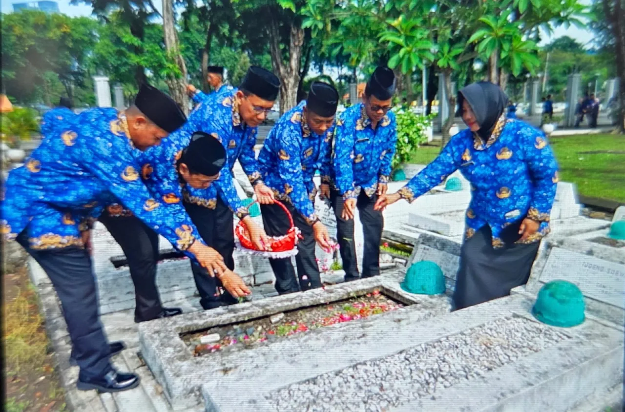 Sambut HUT Korpri ke-54, ASN Polda Jatim Ziarah ke TMP