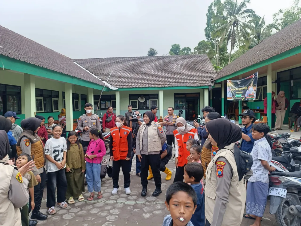 Polda Jatim Berikan Trauma Healing untuk Anak - anak di Pengungsian Dampak Erupsi Gunung Semeru