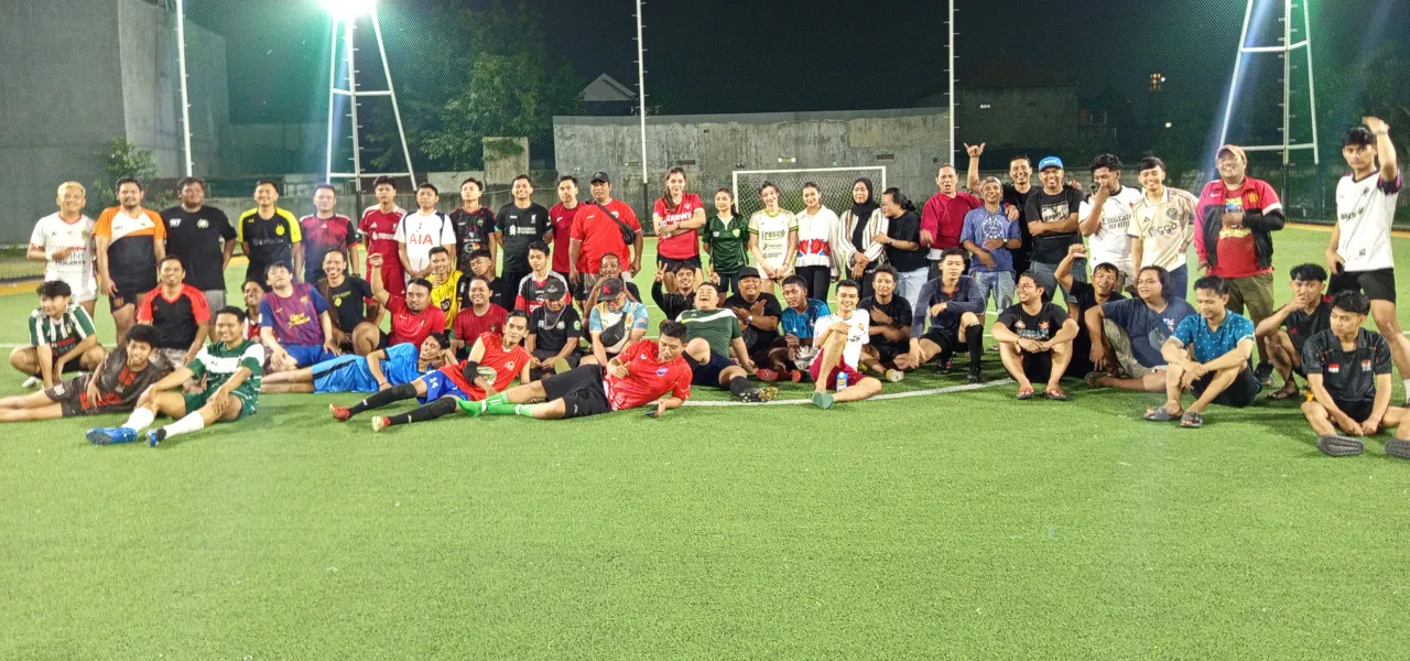 Pertandingan Laga persahabatan Cukup Meriah di Ikuti Pemain Prempuan di Lapangan Mini Soccer Surabaya.
