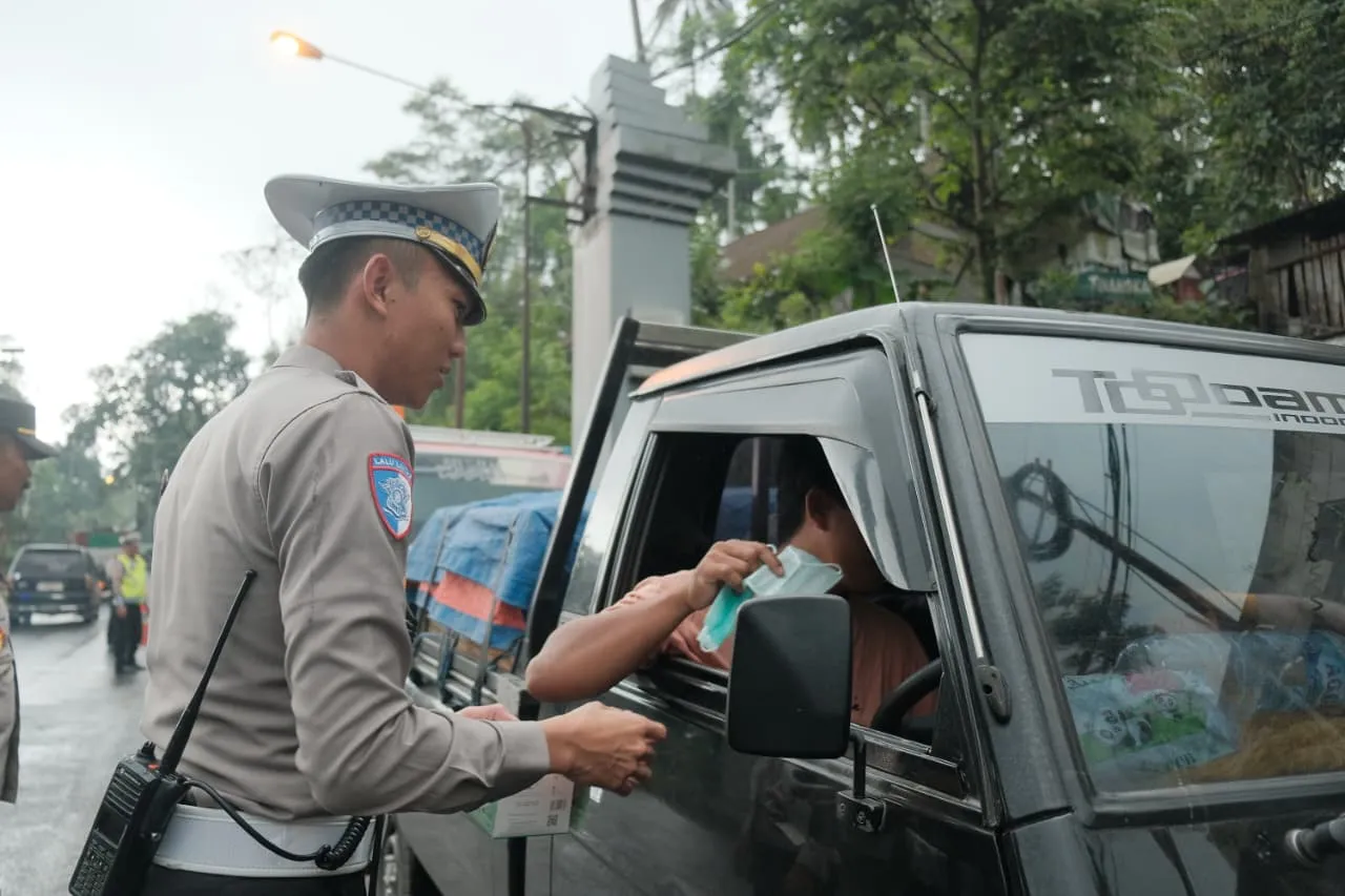 Polres Malang Bagikan Masker ke Pengendara di Perbatasan Lumajang Dampak Erupsi Semeru