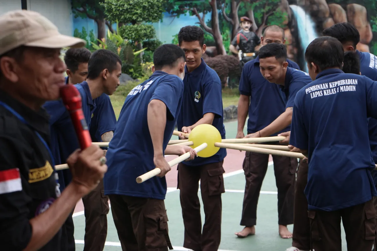 Seru dan Edukatif, Fun Game Pramuka di Lapas I Madiun Jadi Sarana Rekreasi WBP