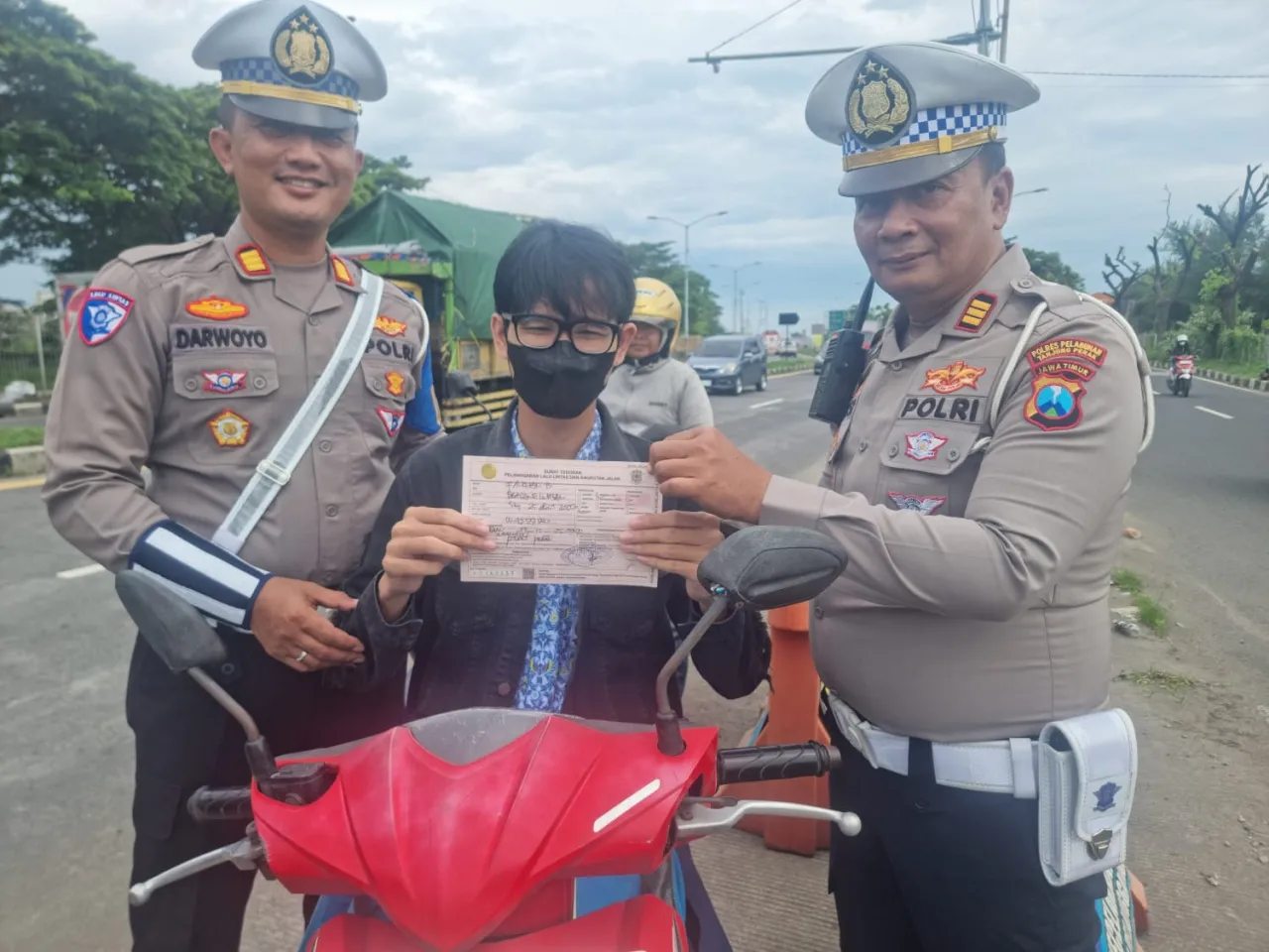 Tertibkan Pelanggar Rambu, Satlantas Polres Tanjung Perak Gelar Patroli Terpadu di Akses Vital Surabaya–Madura
