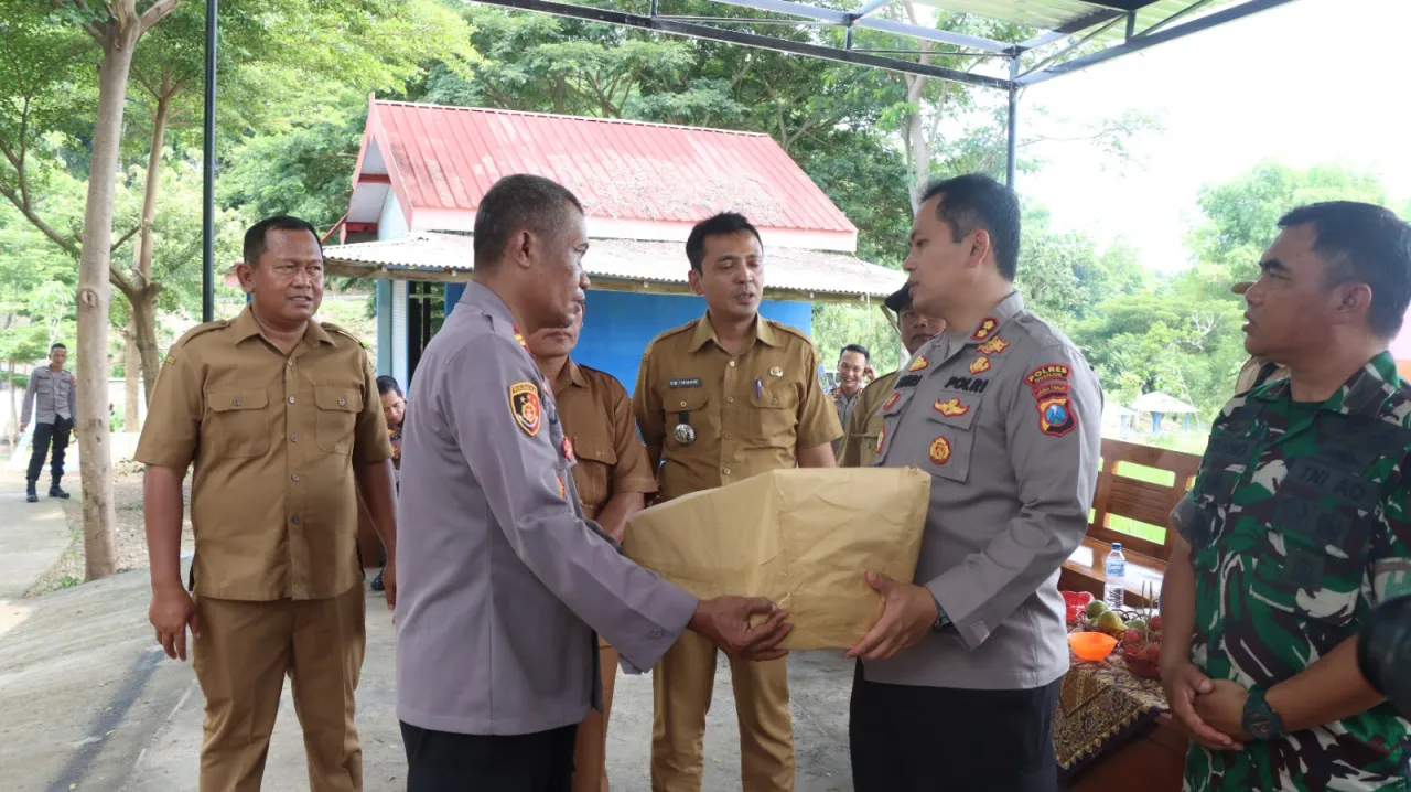 Kapolres Nganjuk Perkuat Silaturahmi Kamtibmas di Ngetos, Serahkan Bantuan Gergaji Mesin