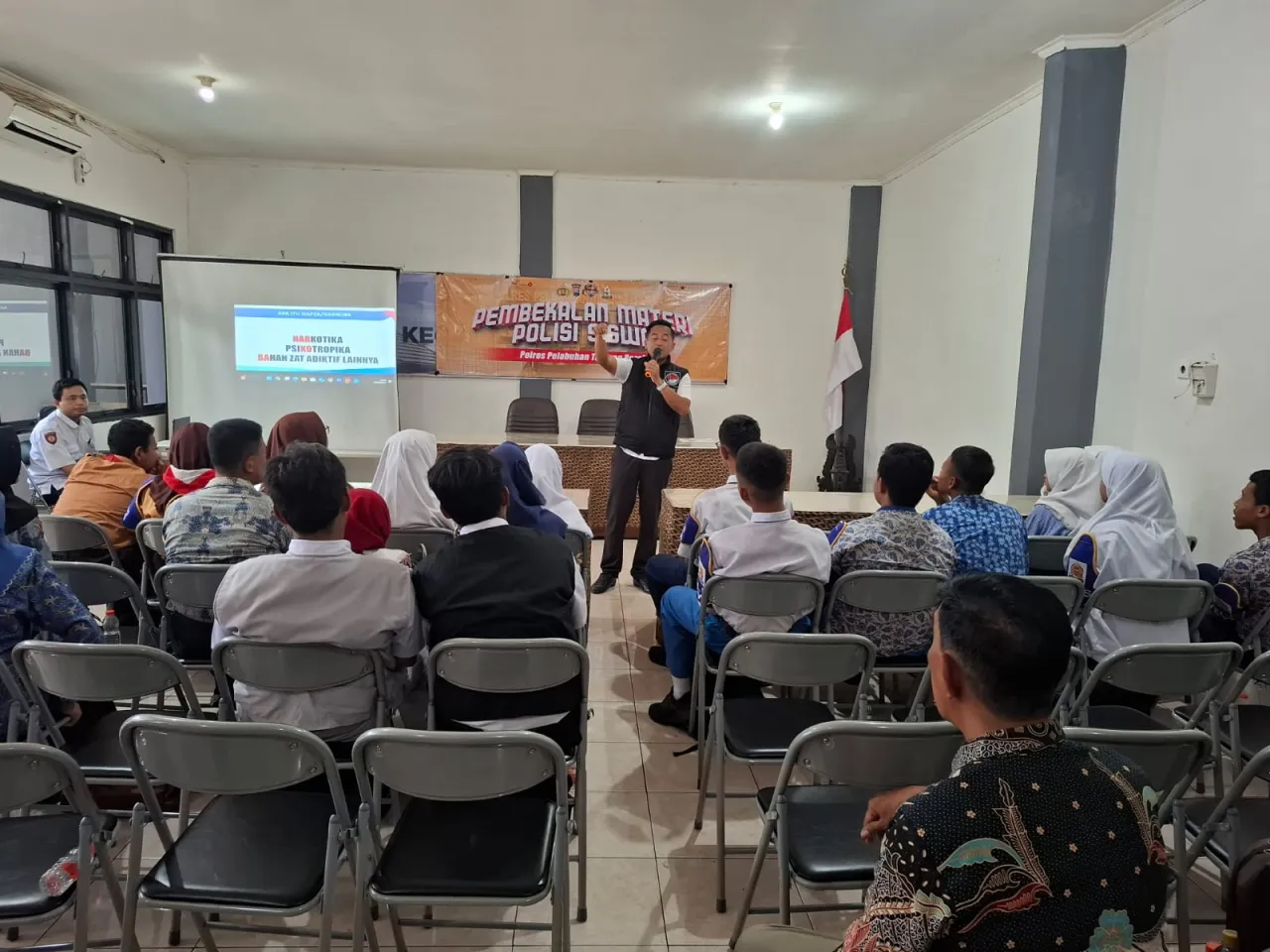Perkuat Karakter dan Wawasan Kebangsaan, Polres Pelabuhan Tanjung Perak Beri Pembekalan Polisi Siswa 