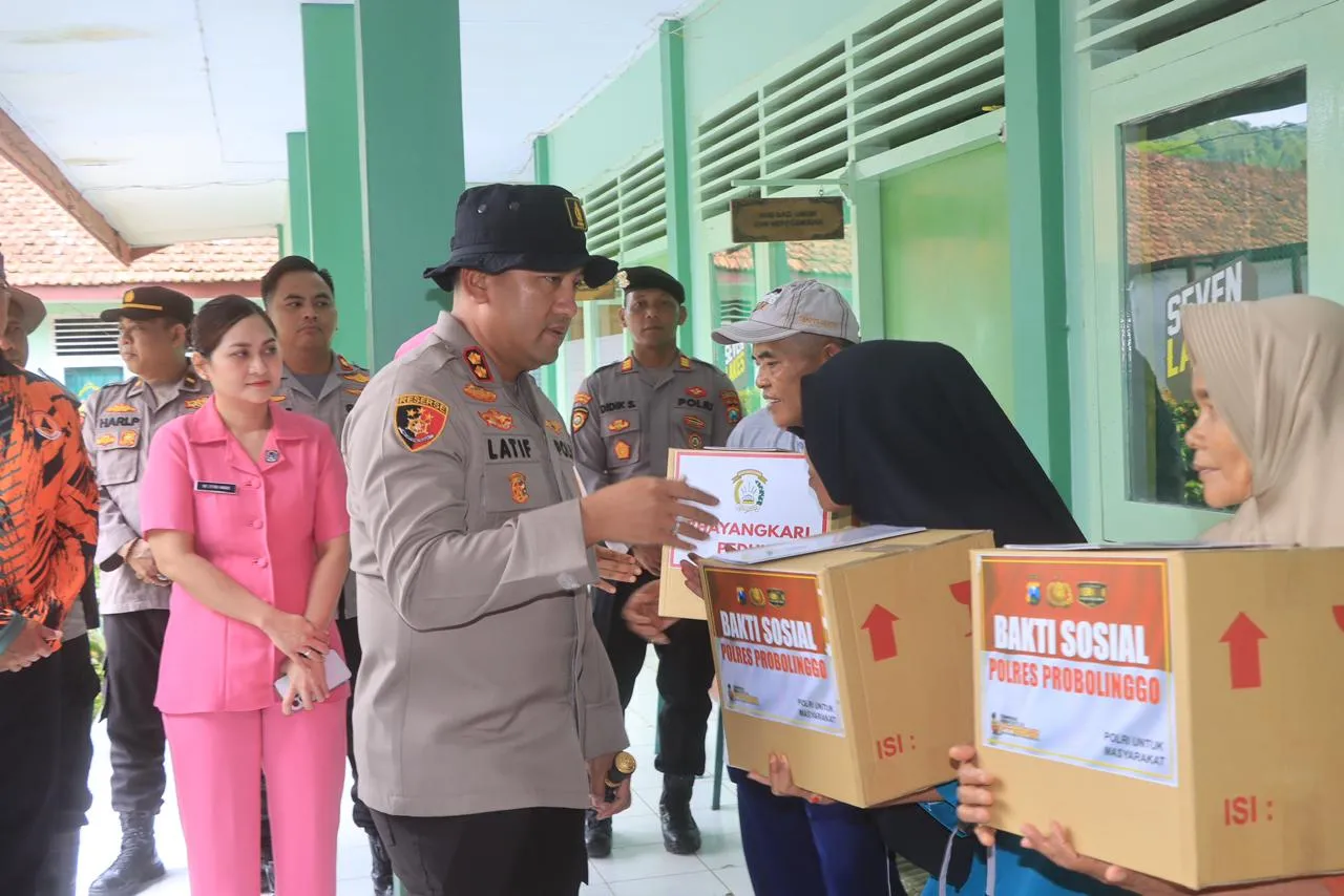 Kapolres Probolinggo Salurkan Bantuan untuk Warga Terdampak Banjir di Tiris