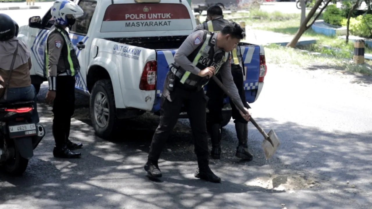 Polantas Polres Gresik Tambal Jalan Berlubang Demi Keselamatan Pengendara
