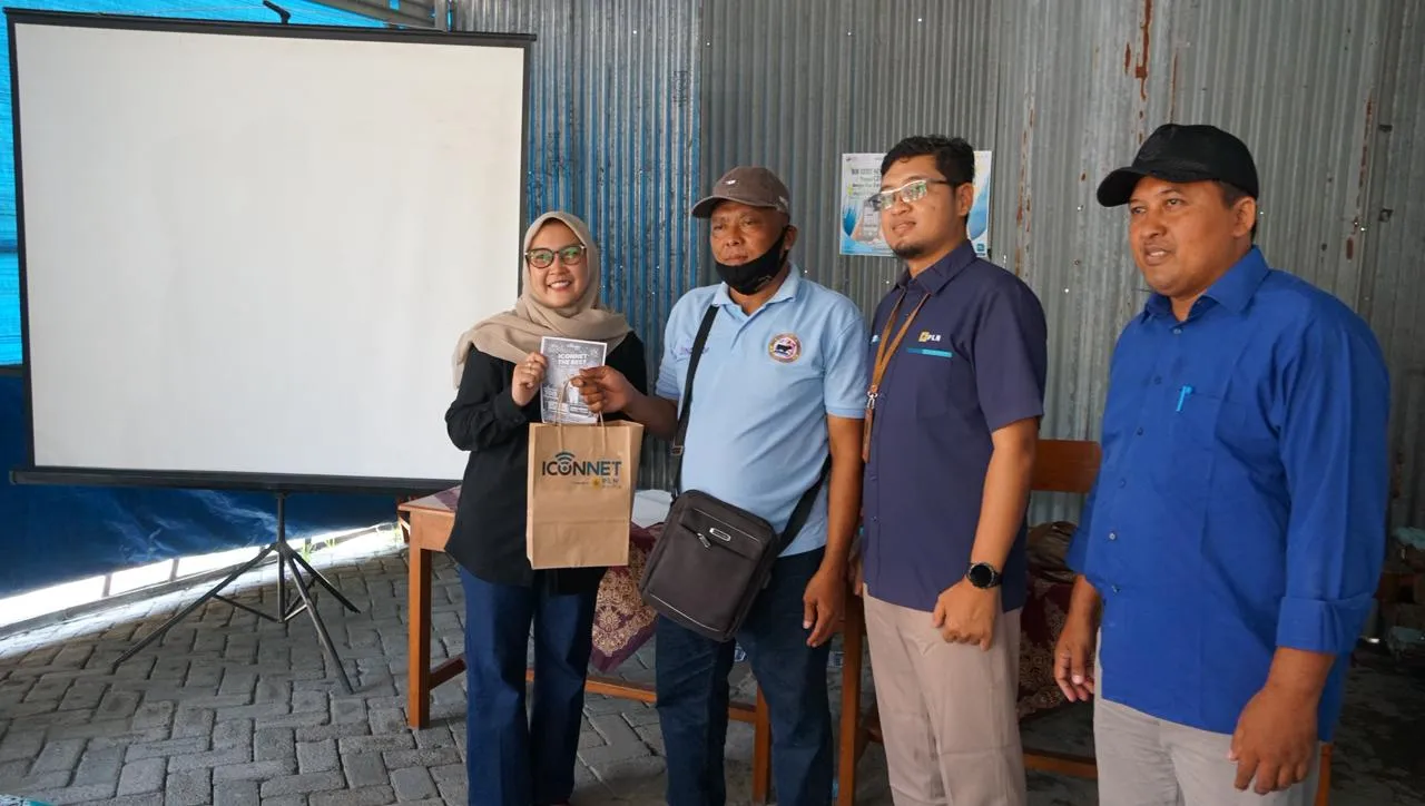 PLN Icon Plus Perluas Literasi Digital Warga Desa Kampung PLN Mobile di Trucuk Bojonegoro