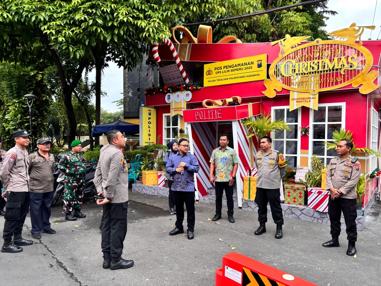 Menjaga Damai di Ujung Tahun Kompolnas Tinjau Pospam Tegalsari dan Gereja Hati Kudus Surabaya Jelang Nataru