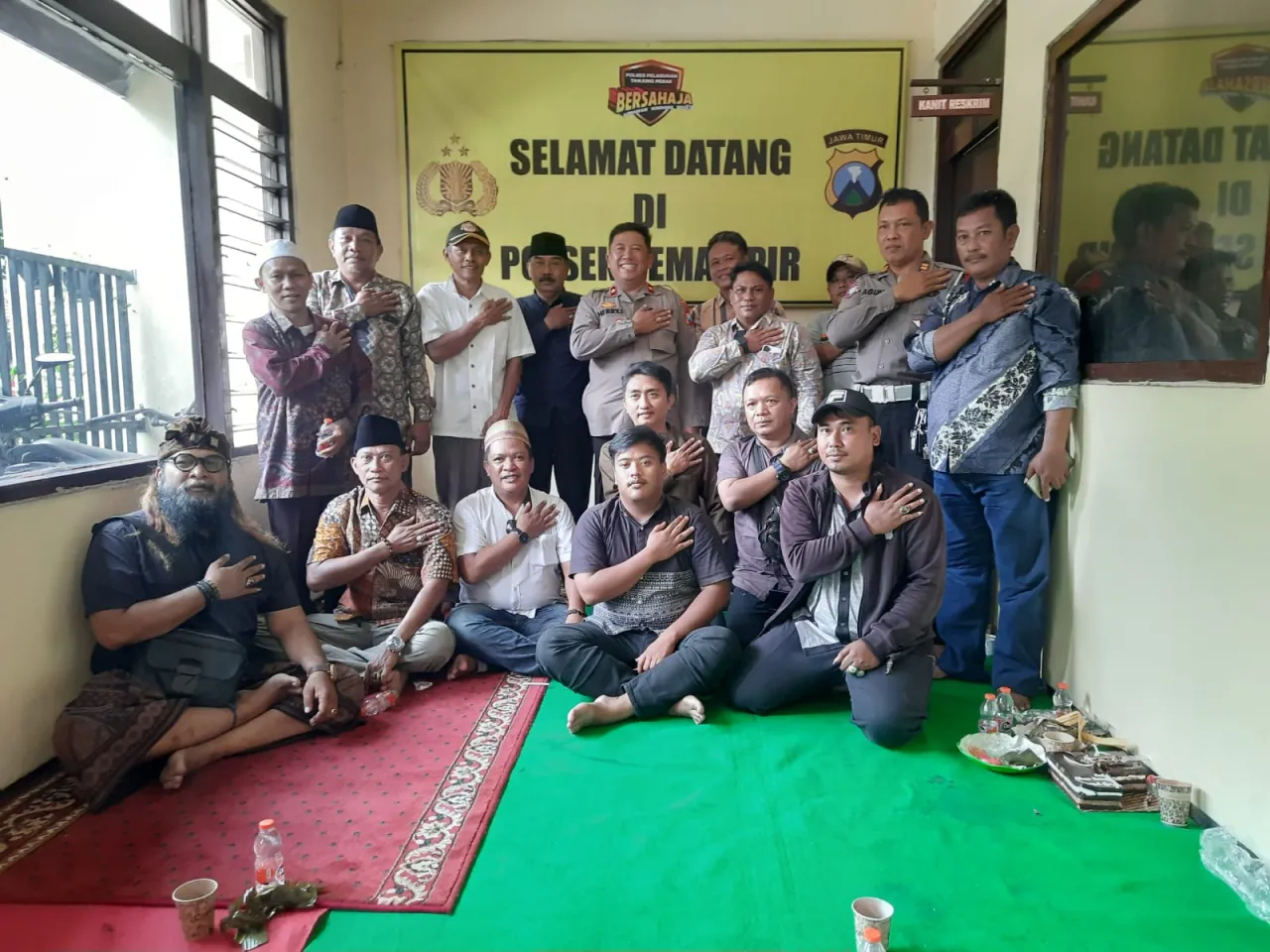 Berawal Tegang Berakhir Haru, Kejutan Warga dan Anggota untuk Kapolsek Semampir