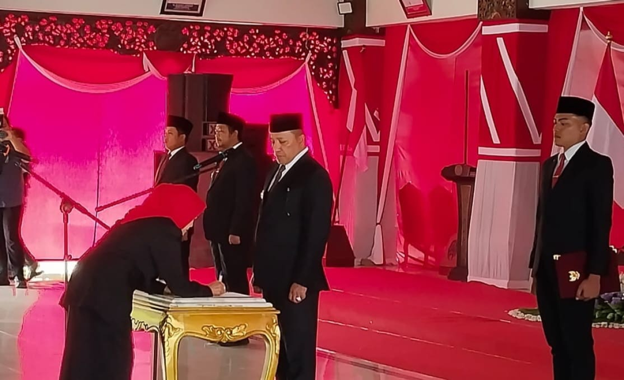 Pelantikan rotasi pejabat Sampang, penandatanganan berita acara disaksikan langsung Bupati/Bn.