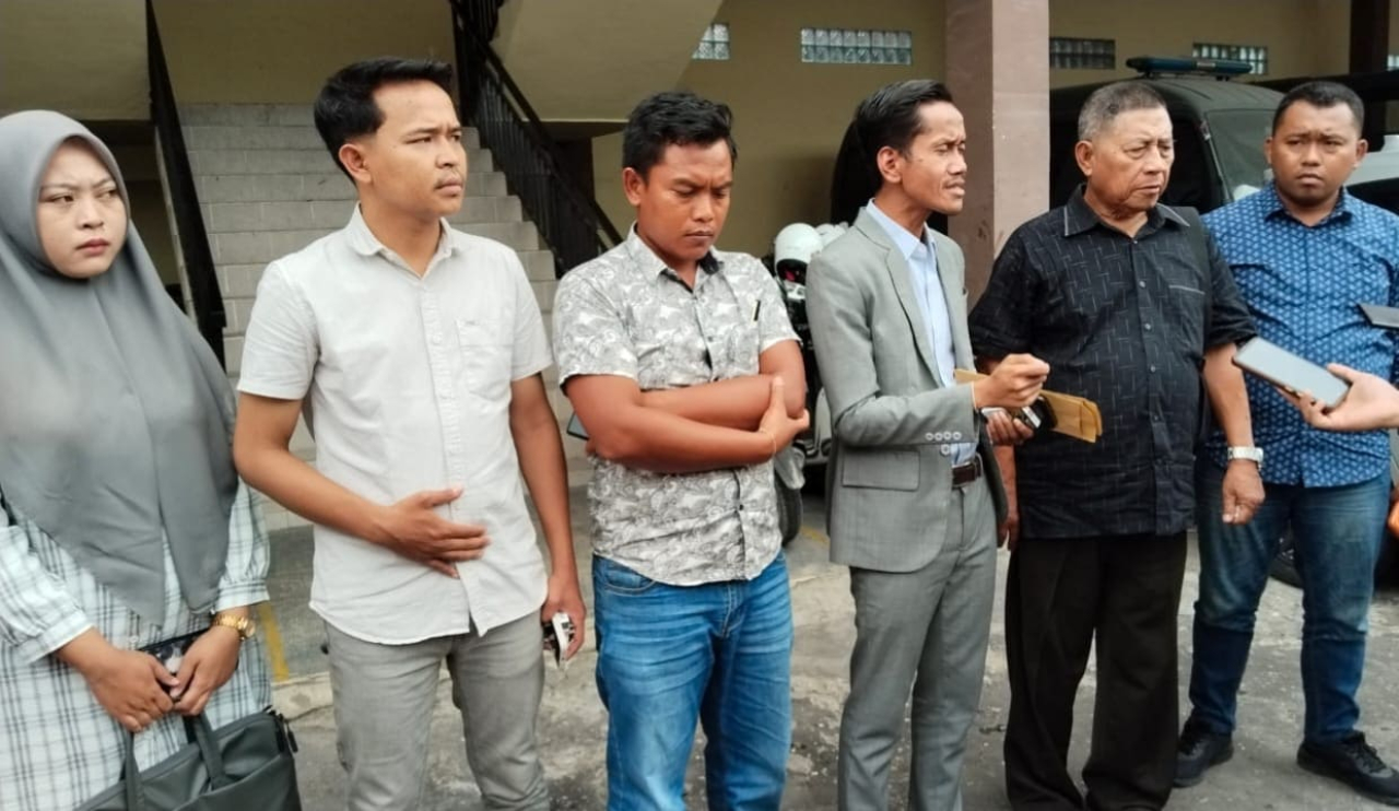 Kuasa hukum korban, Jakfar Sodik, bersama para partner AJP saat mengawal laporan kasus pembacokan petugas SPBU Camplong di Polres Sampang/Bn.