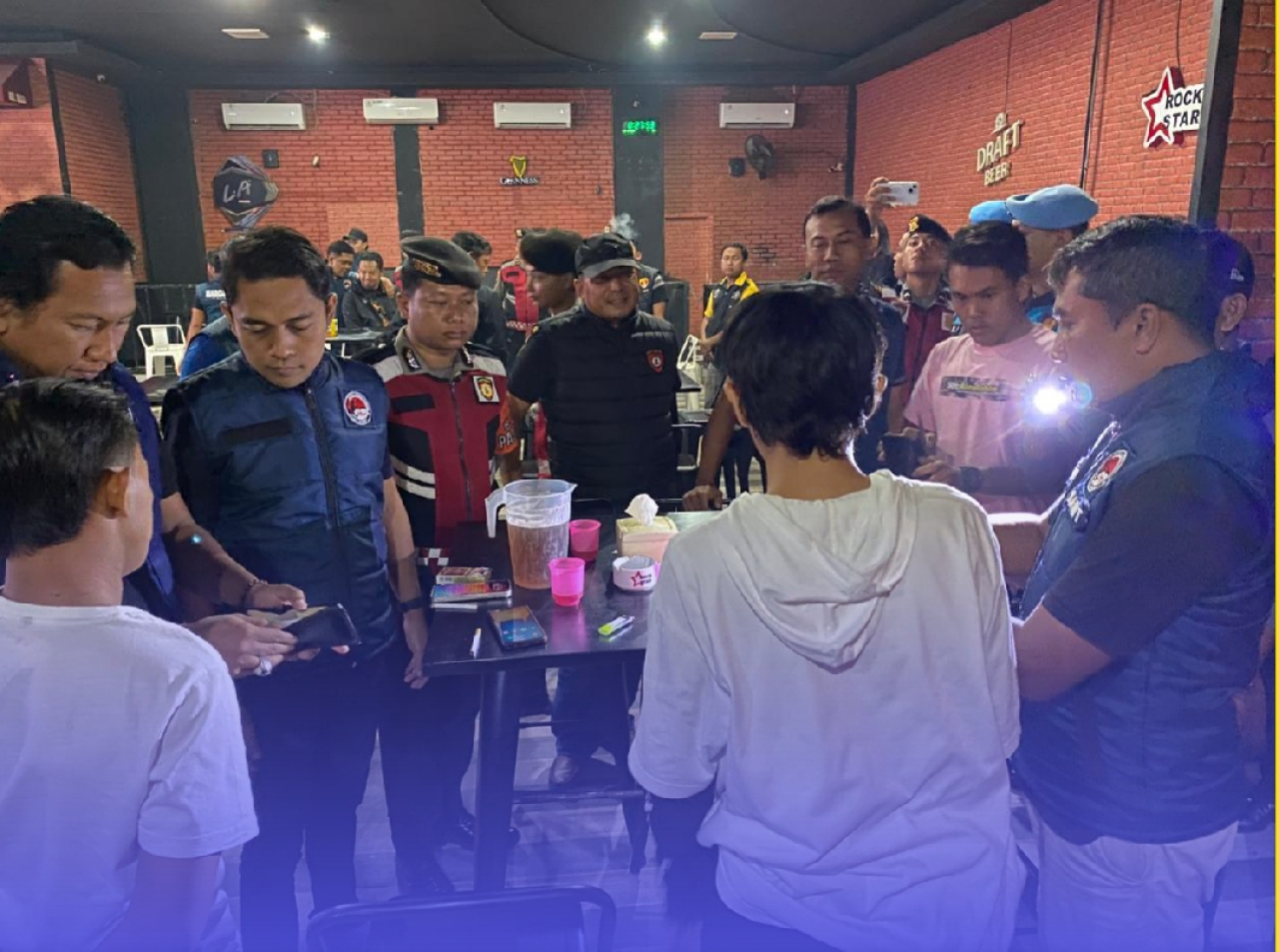 Moment anggota polres Sumenep merasia salah satu tempat hiburan malam