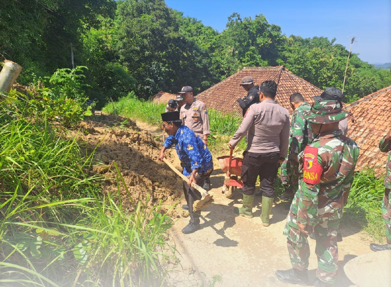 Moment anggota polsek Guluk-Guluk bersama TNI dan warga Setempat gotong royong bersihkan tanah longsor dengan alat seadanya.